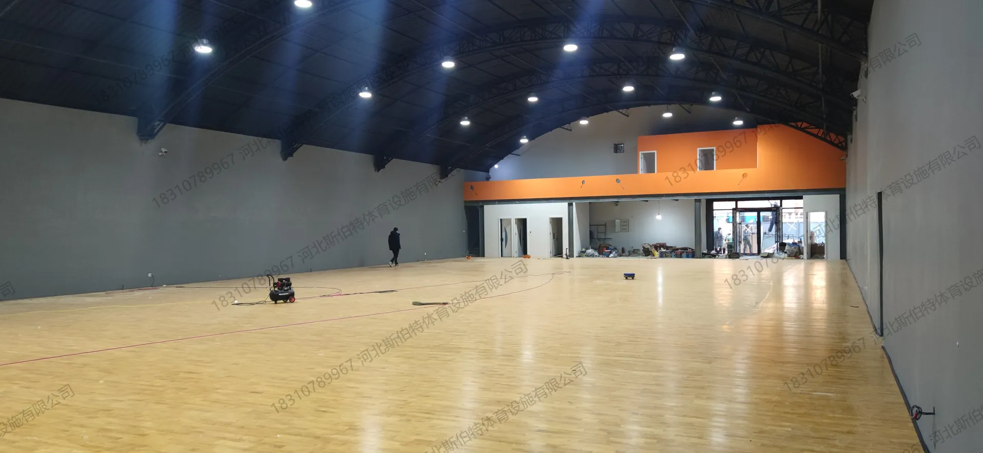 竣工效果：多片羽毛球场地，枫桦木地面明亮