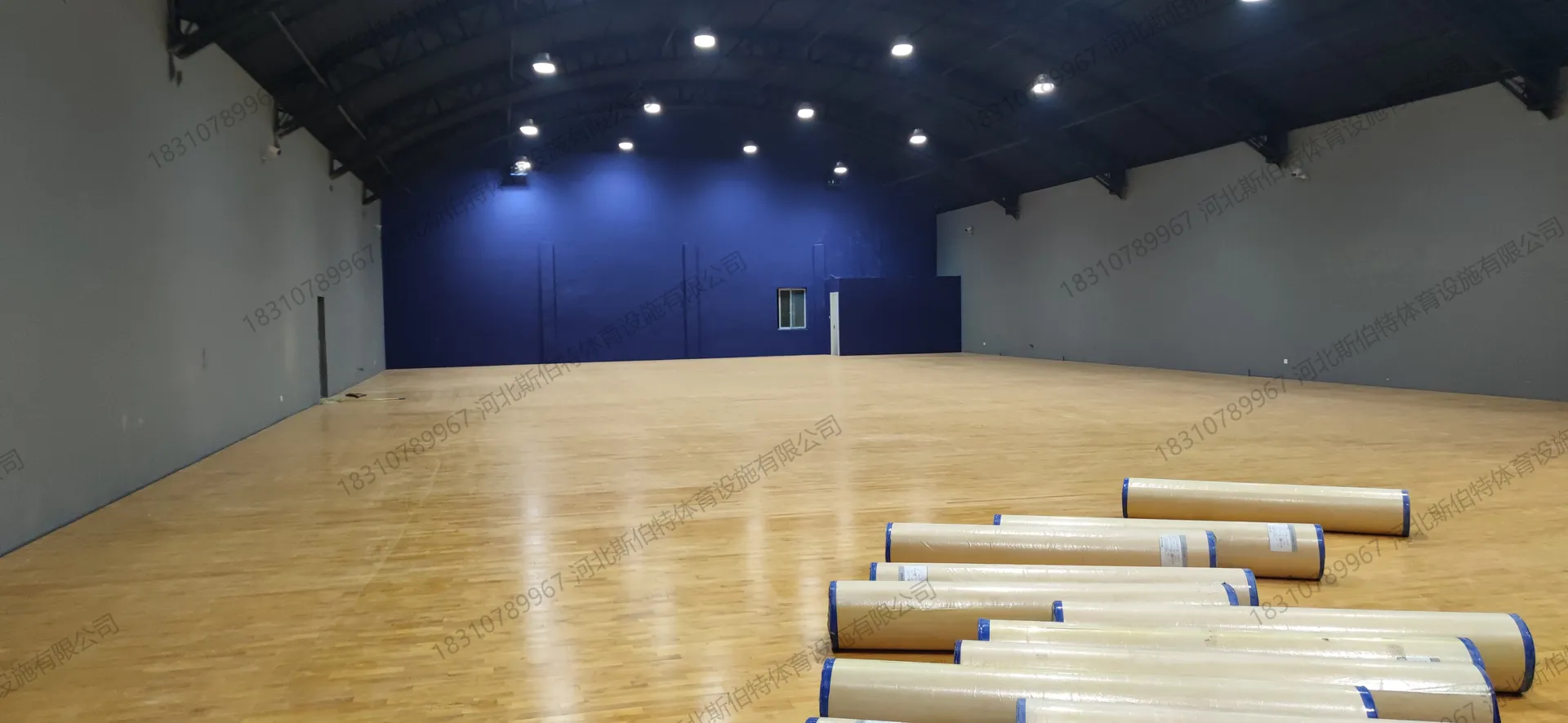 竣工全景：枫桦木地板铺装完成，羽毛球馆场地