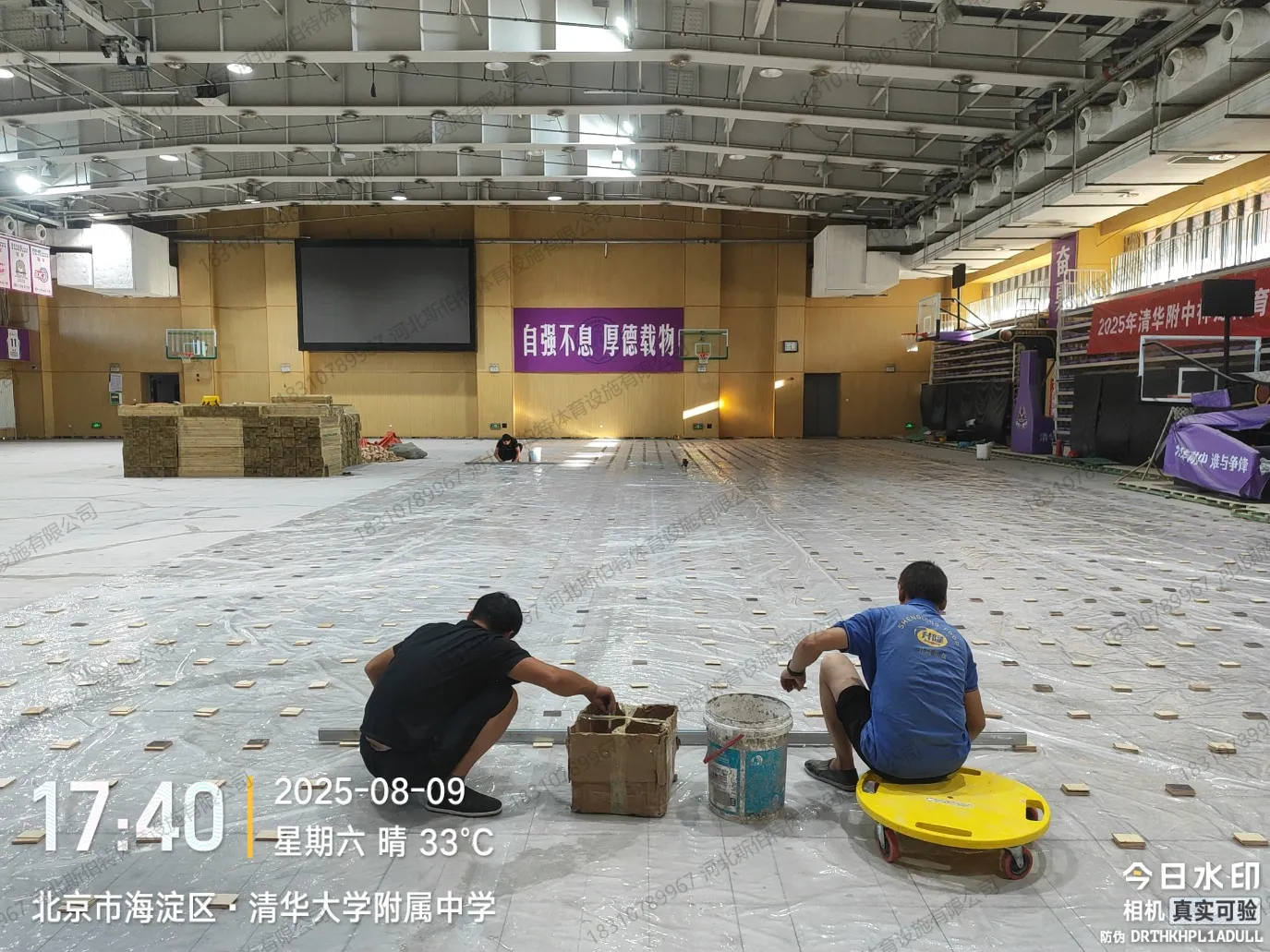 枫木面板铺装:工字拼法整齐规范,板缝均匀预留伸缩空间