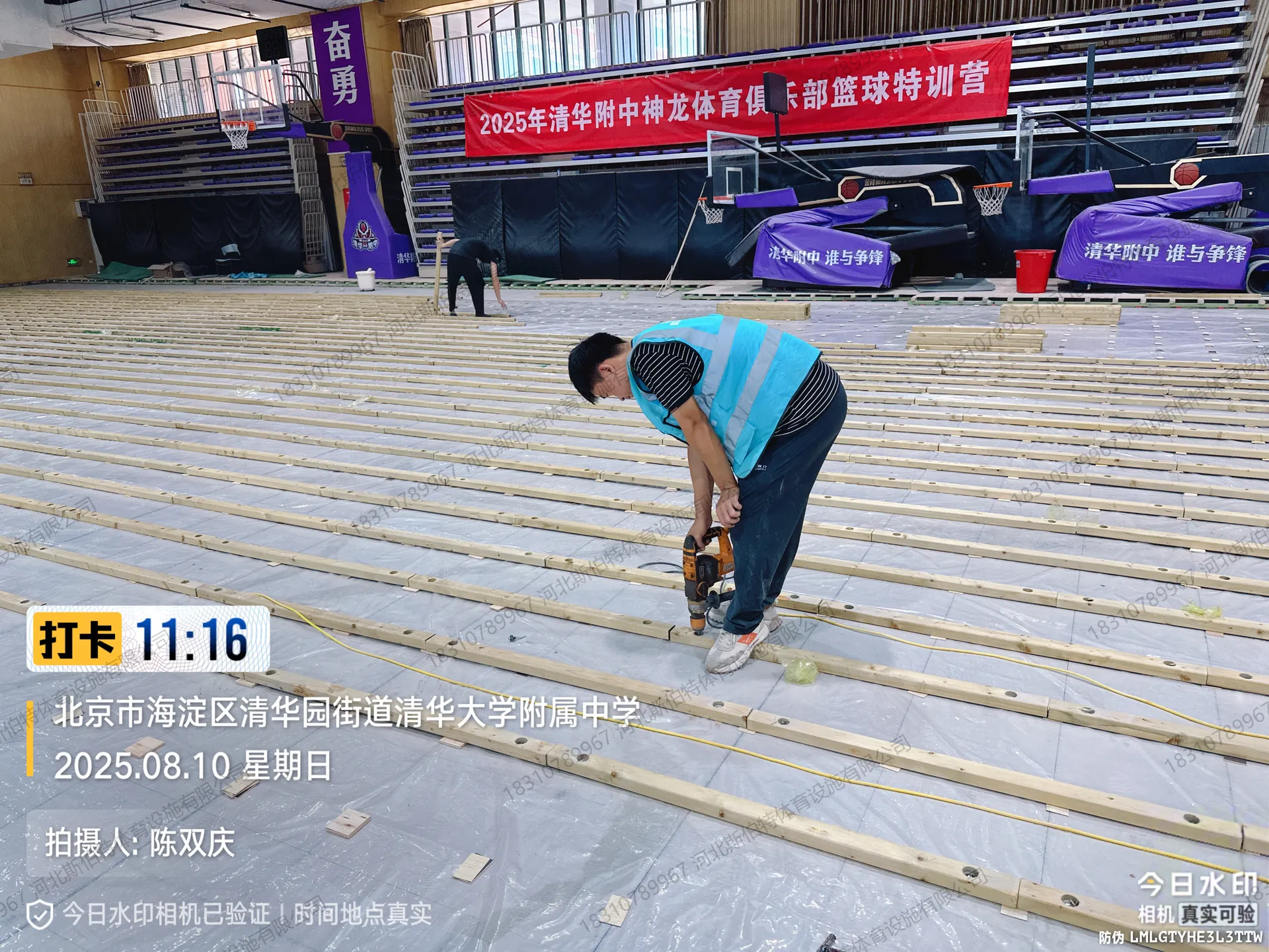 龙骨安装细节:松木主龙骨与橡胶弹性垫节点,减震吸收率超过53%