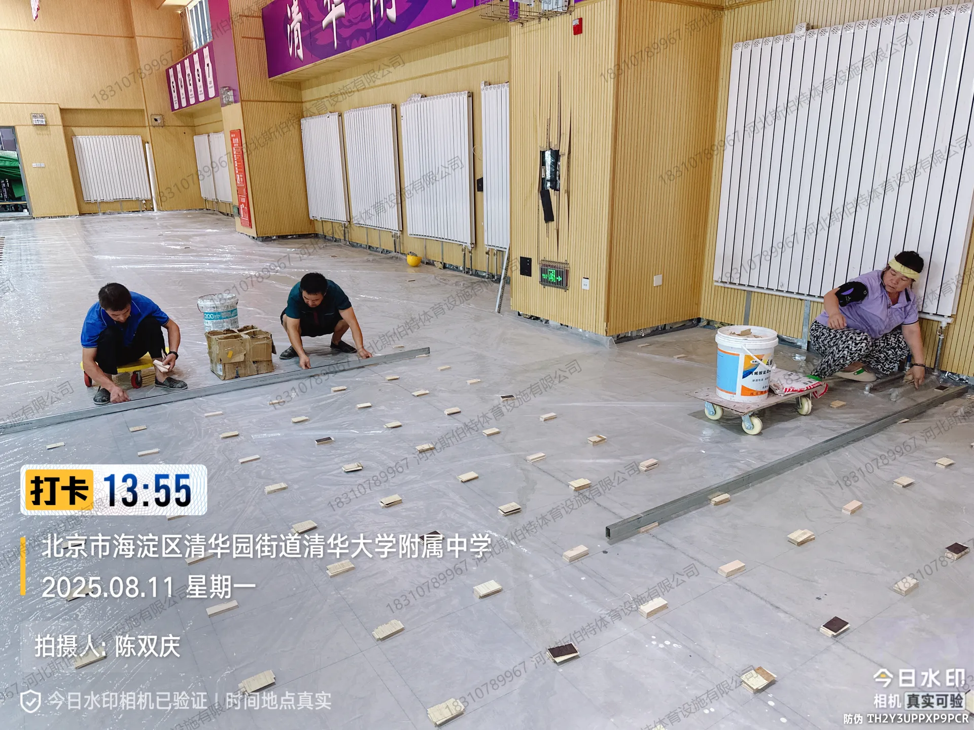 施工细节:枫木面板纹理清晰,工字拼法整齐规范,漆面均匀通透