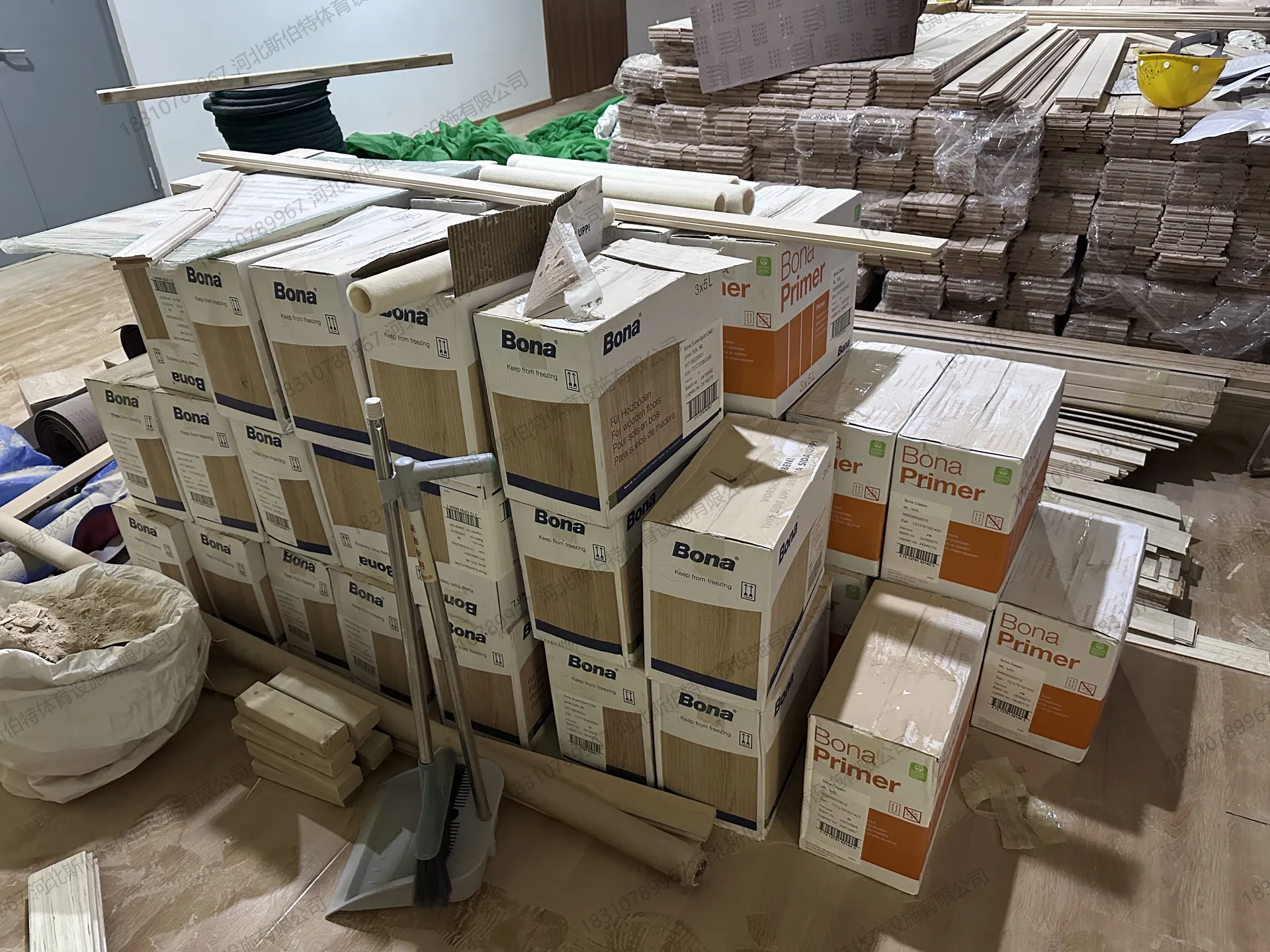 标线细节:三分线与中圈精准绘制,紫色校色包边与校徽呼应
