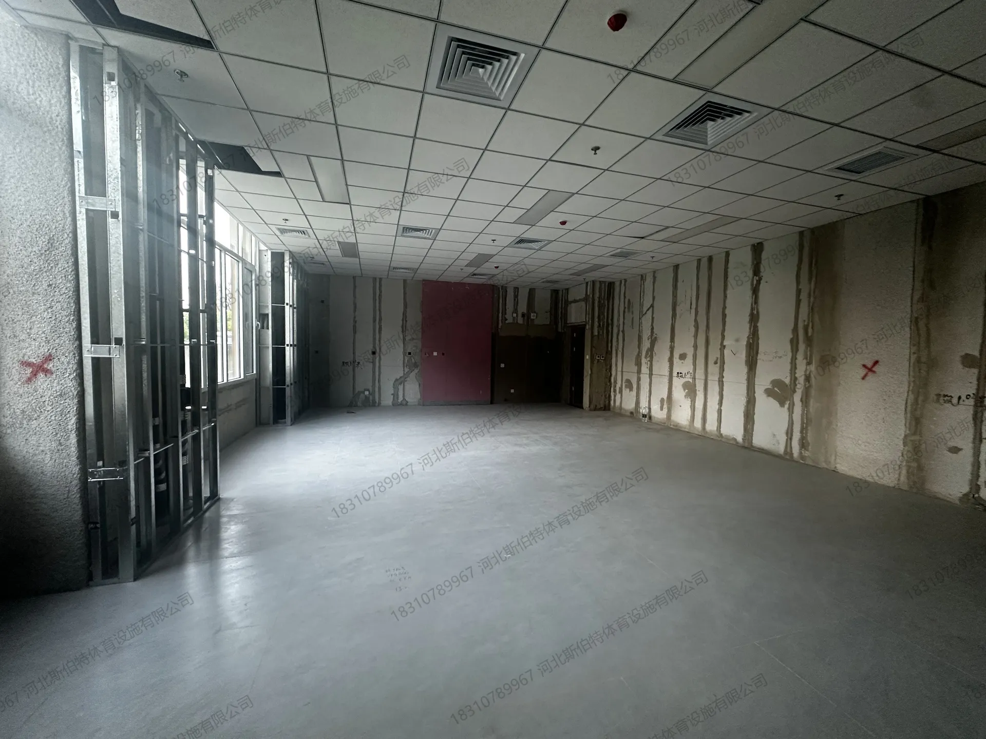 北京石景山衙门口配套小学:450平方米枫桦木A级单层主副龙骨斜铺运动木地板案例 - 第 2 张