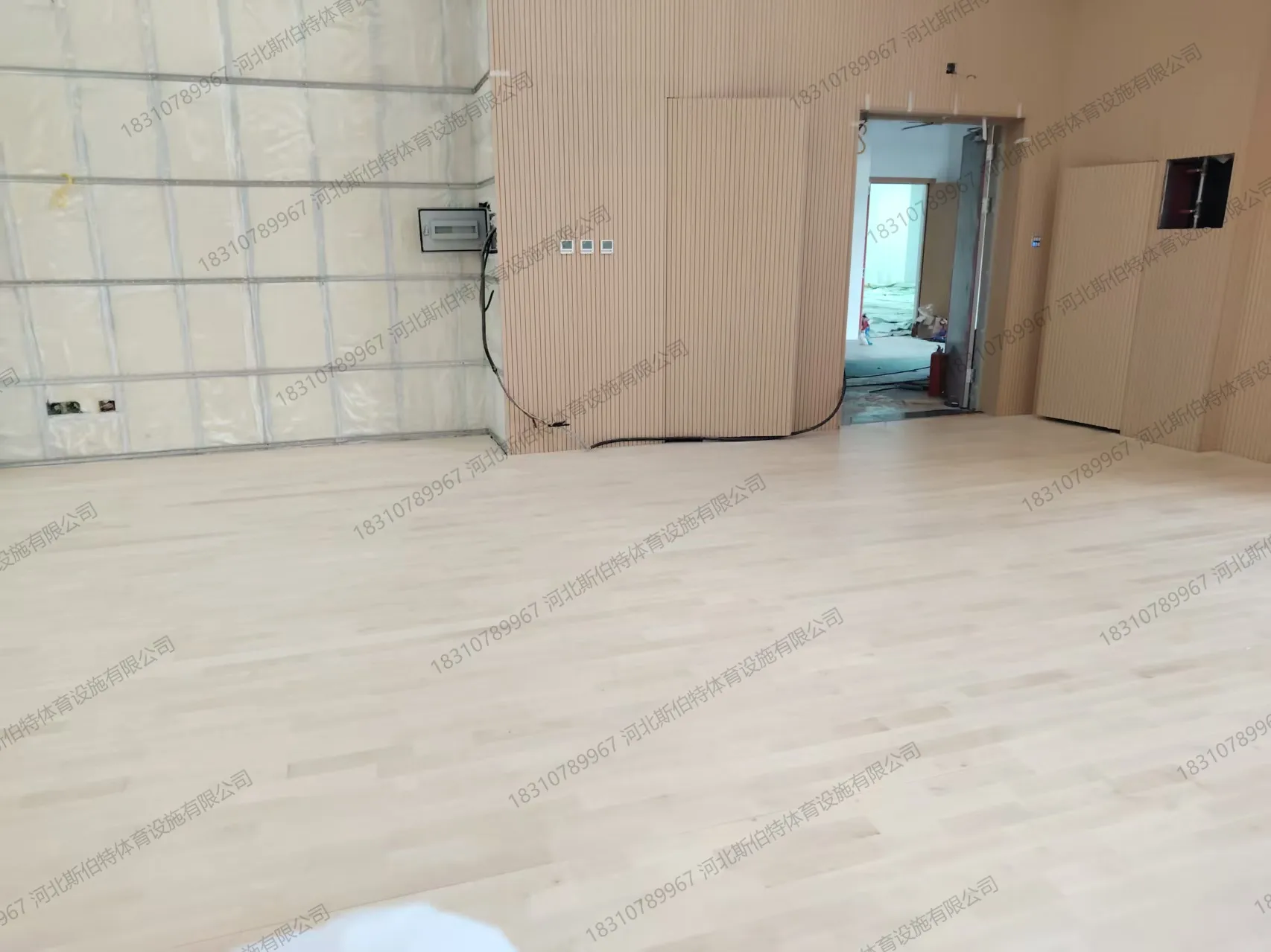 北京石景山衙门口配套小学:450平方米枫桦木A级单层主副龙骨斜铺运动木地板案例 - 第 12 张