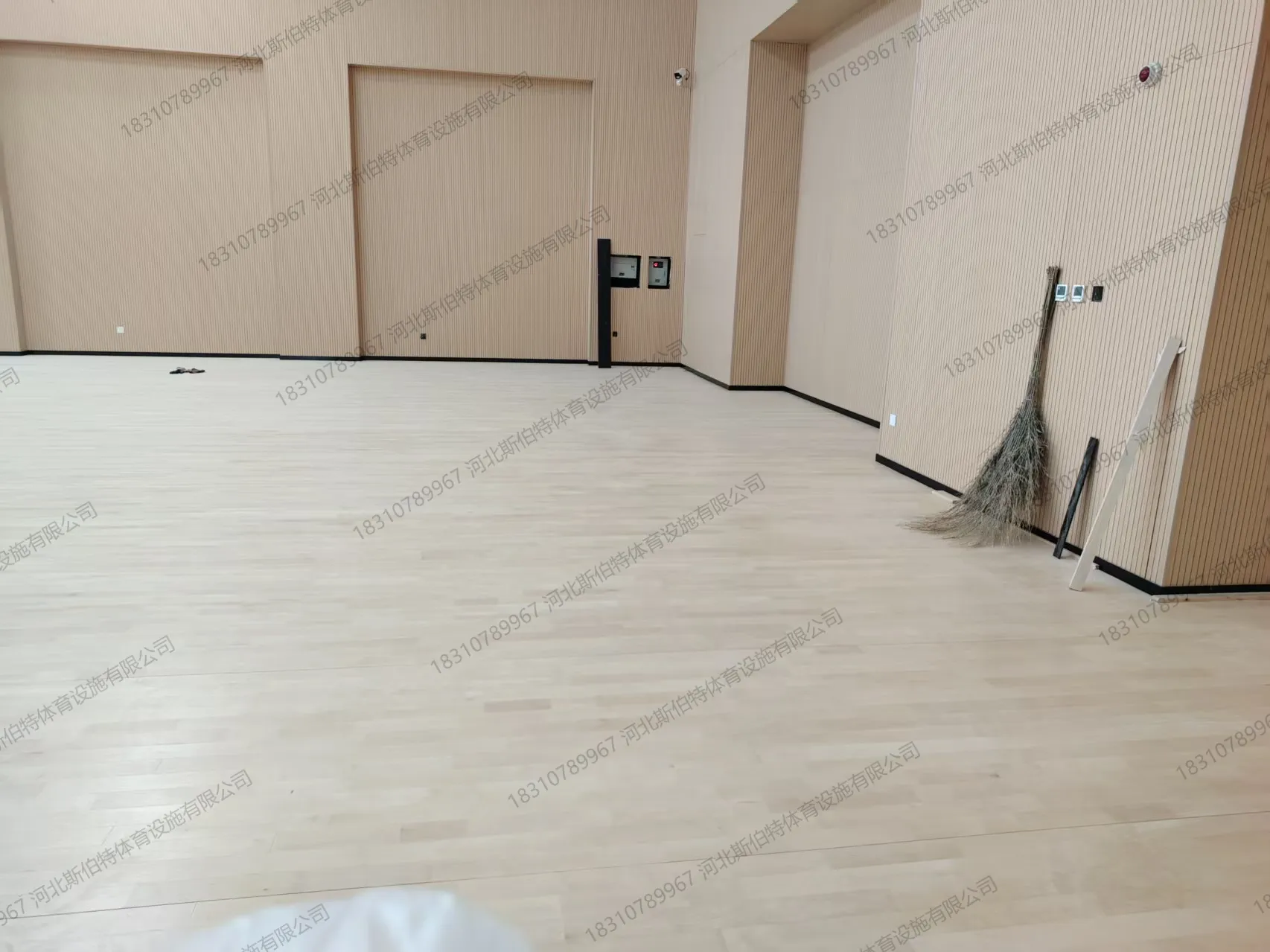 北京石景山衙门口配套小学:450平方米枫桦木A级单层主副龙骨斜铺运动木地板案例 - 第 16 张