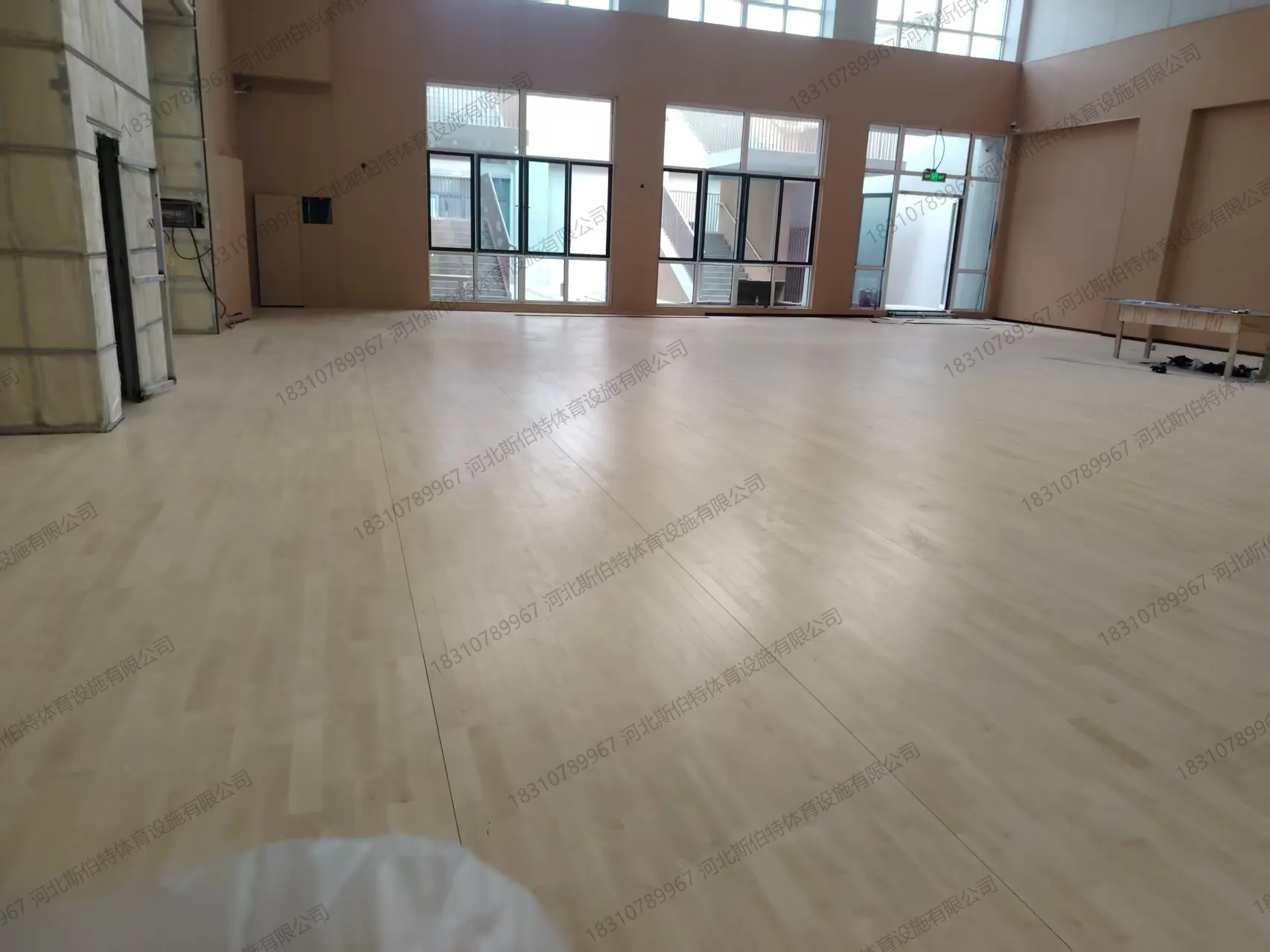 北京石景山衙门口配套小学:450平方米枫桦木A级单层主副龙骨斜铺运动木地板案例 - 第 18 张