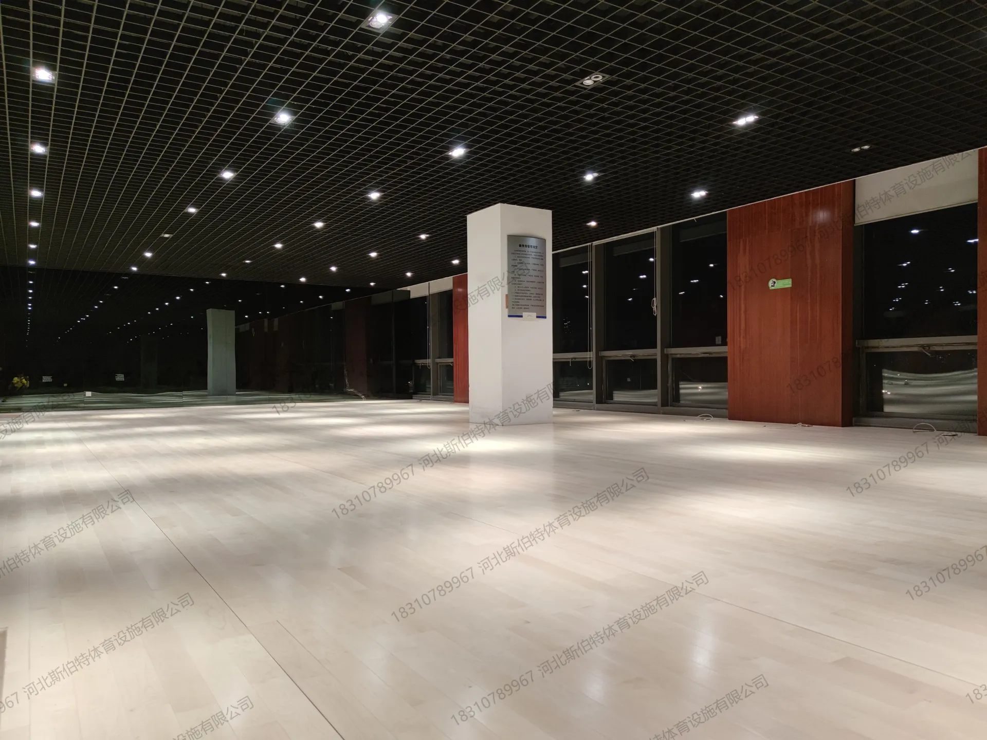 完工实景：空间开阔，顶灯均匀，地板反光自然