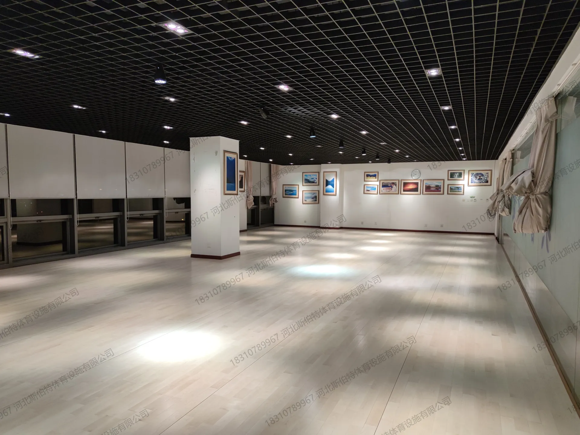 多功能厅完工实景：浅色枫桦木地板，画廊式墙面布置
