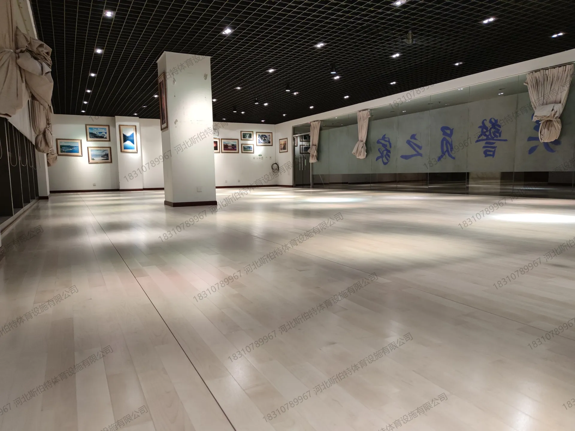 完工实景：浅色地板与深色吊顶对比，现代简约