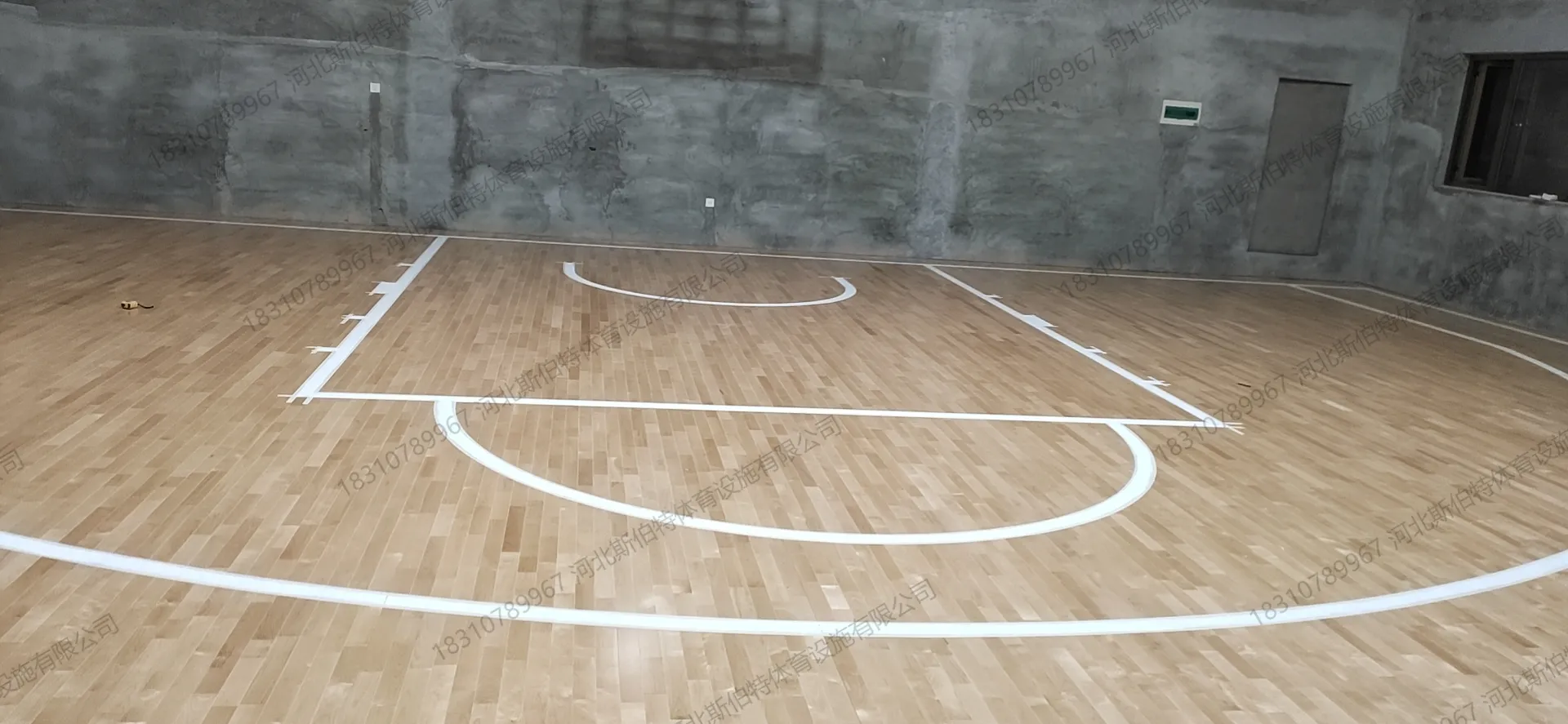 完工实景:枫桦木地板配标准篮球场白色标线,漆面光洁
