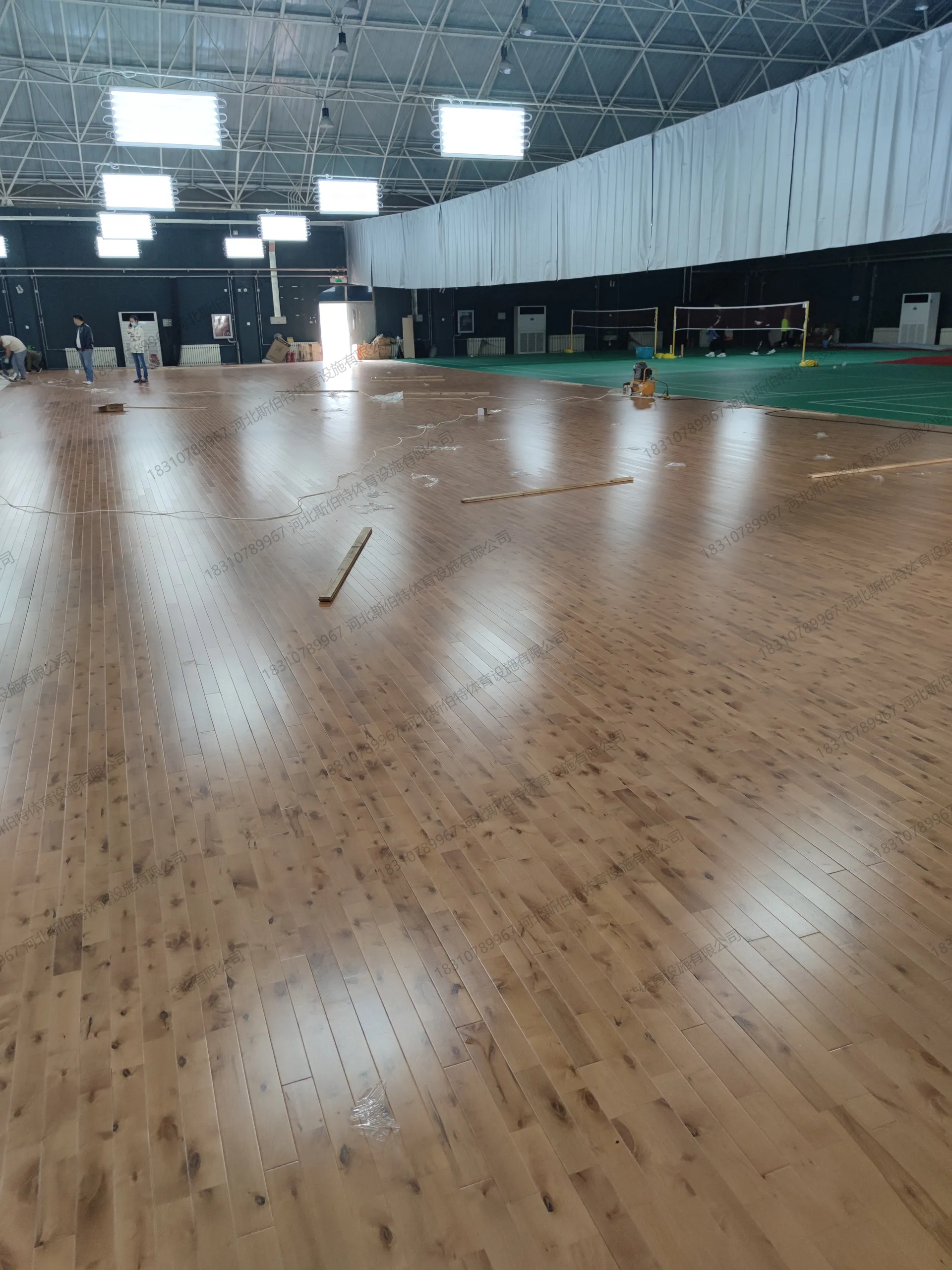 枫桦木面板大面积铺装完成,场馆收尾阶段实景