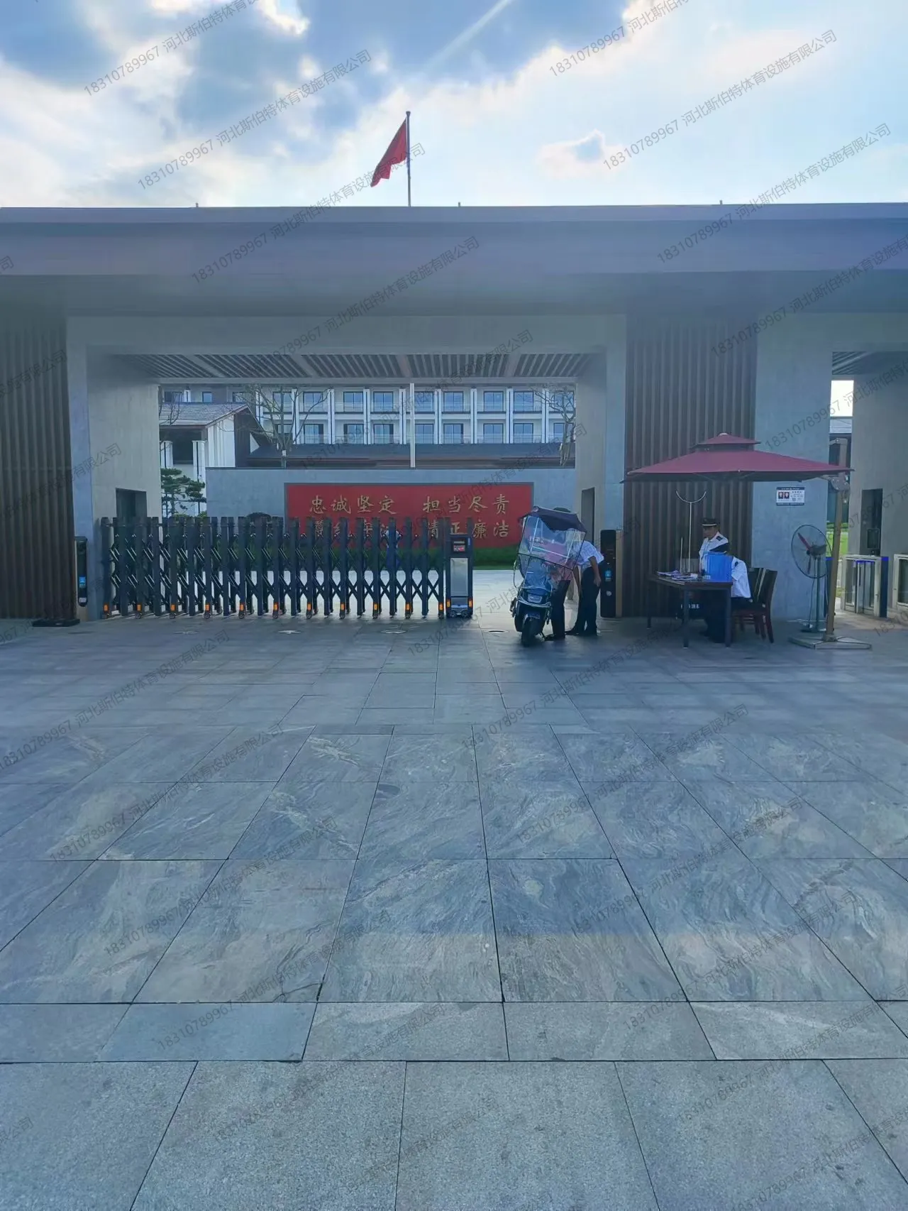 完工图：青灰色花岗岩石材门廊，现代简约机构入口