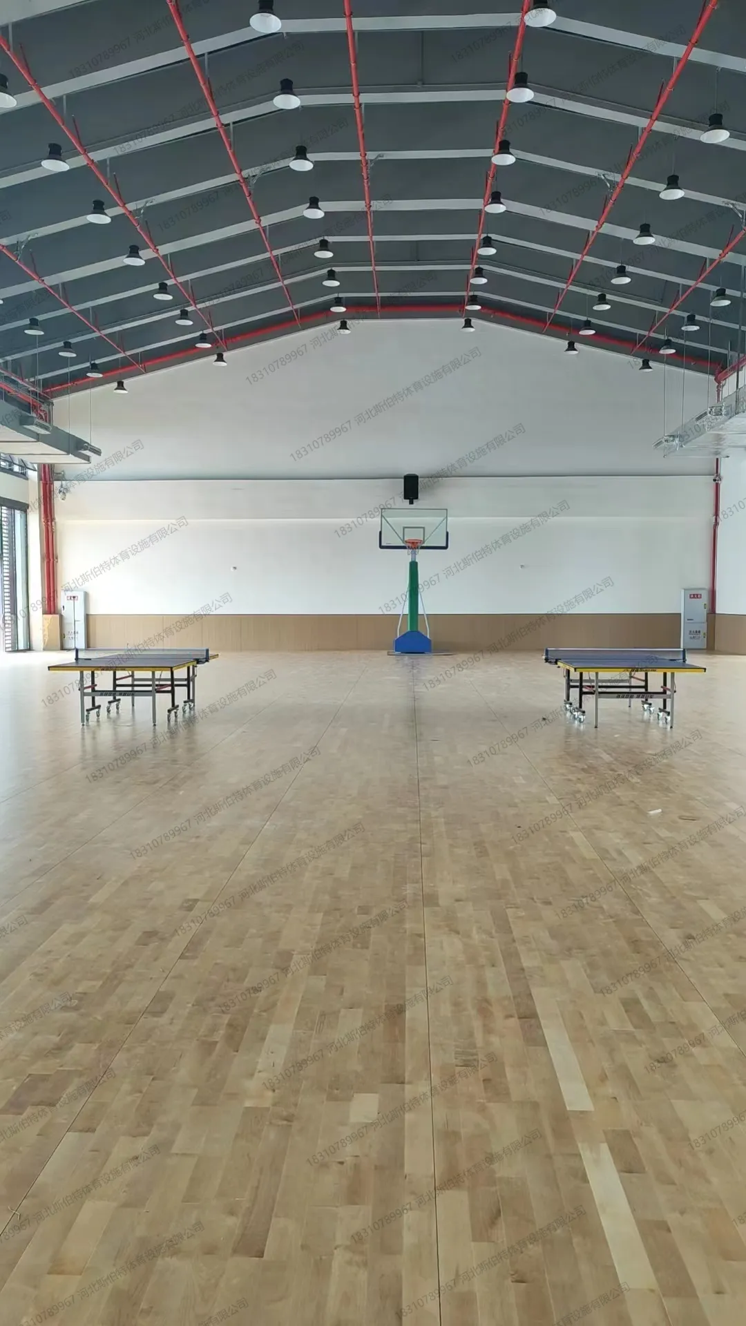 完工图：枫木实木地板浅木色，单层龙骨，移动式篮球架