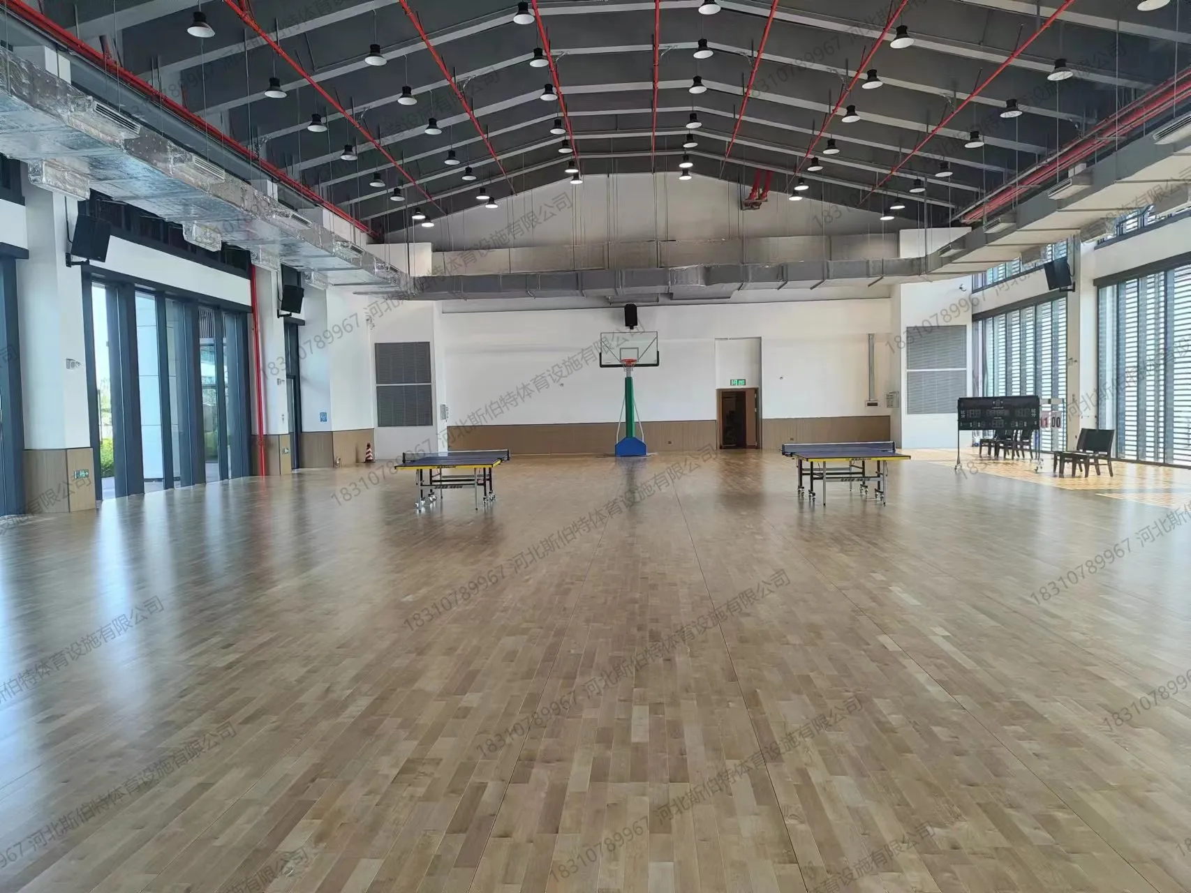 完工图：枫木地板浅黄褐色，条板拼接，大面积落地窗