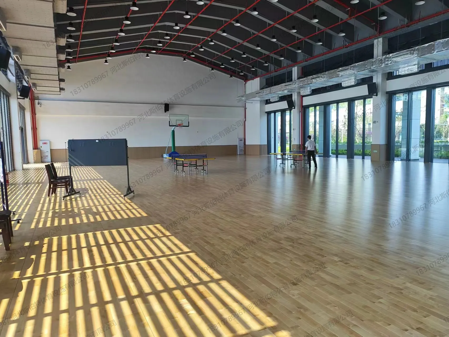 完工图：枫木地板浅木色，自然色差，篮球架+乒乓球桌