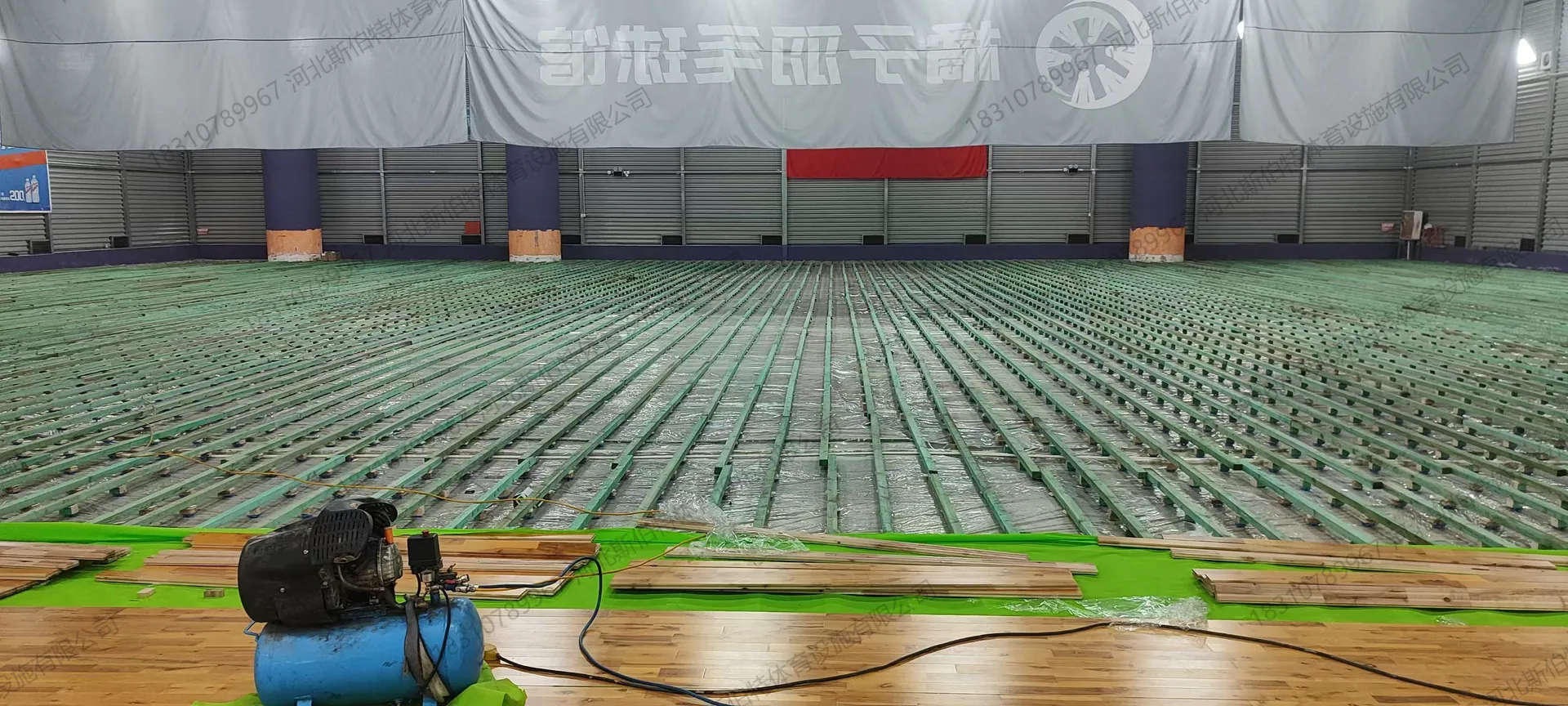 施工过程：双层龙骨，绿色防腐木龙骨，枫木面板待铺