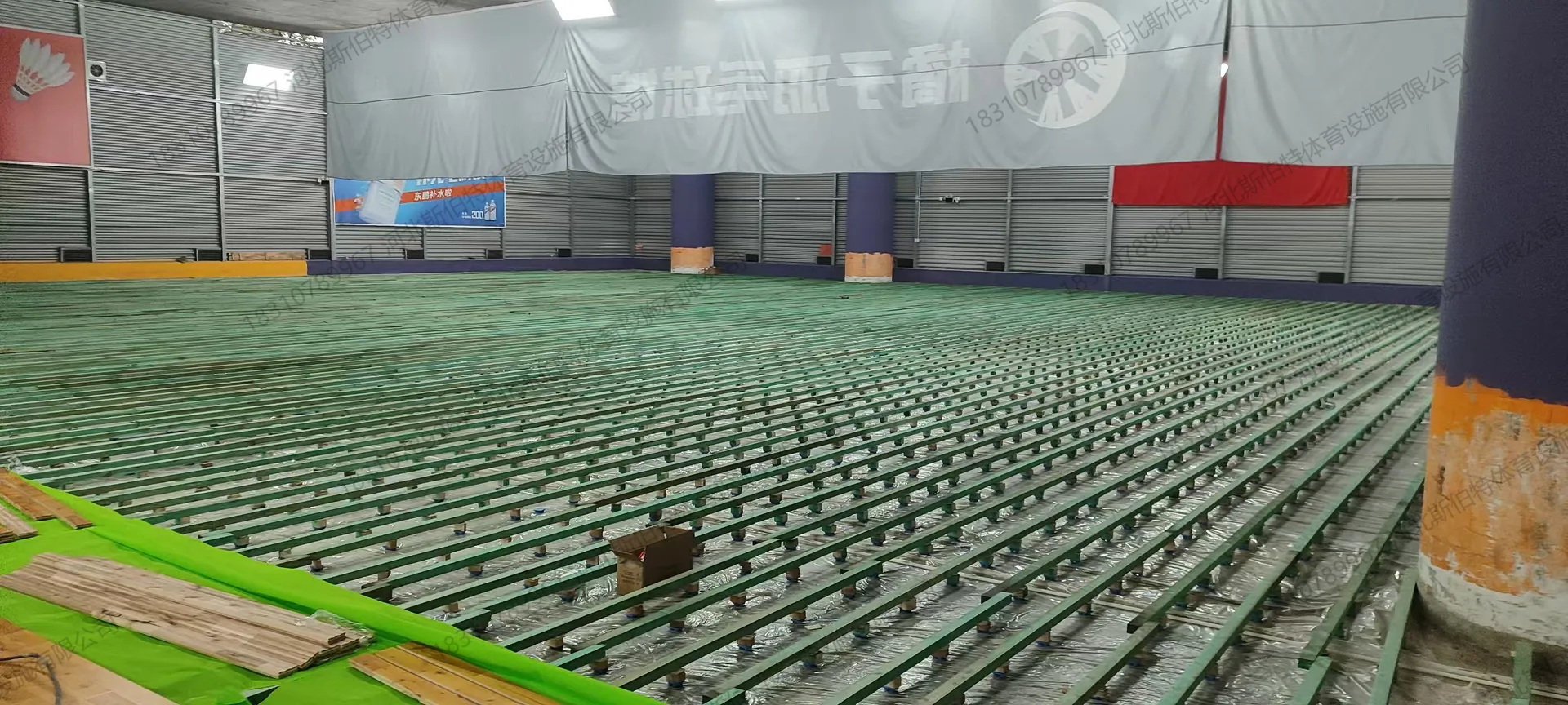 施工过程：双层龙骨架空结构，绿色主副龙骨，铝箔防潮层