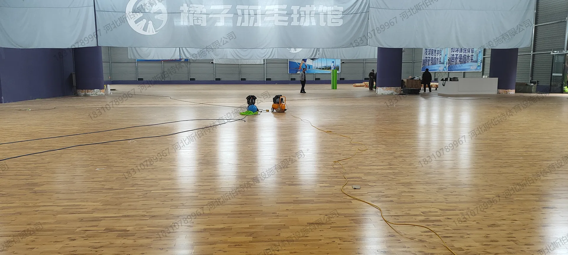 施工过程：枫木面板浅黄褐色，打磨涂装阶段