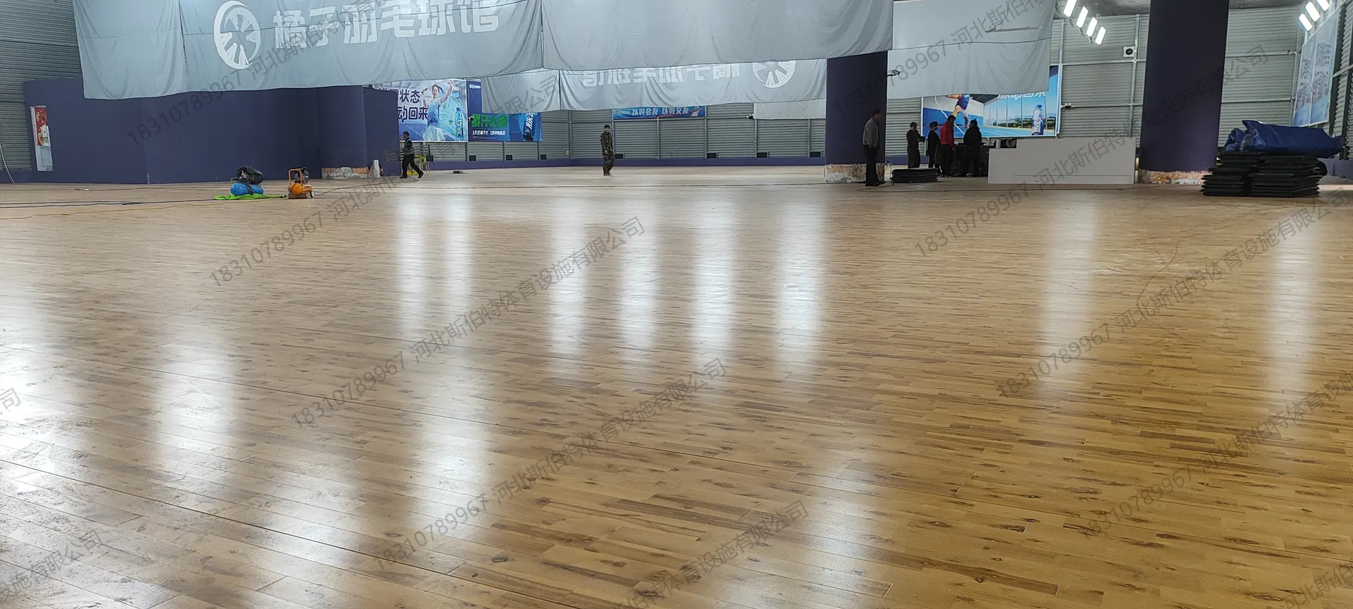施工过程：枫木面板浅黄褐色偏暖，单层龙骨结构