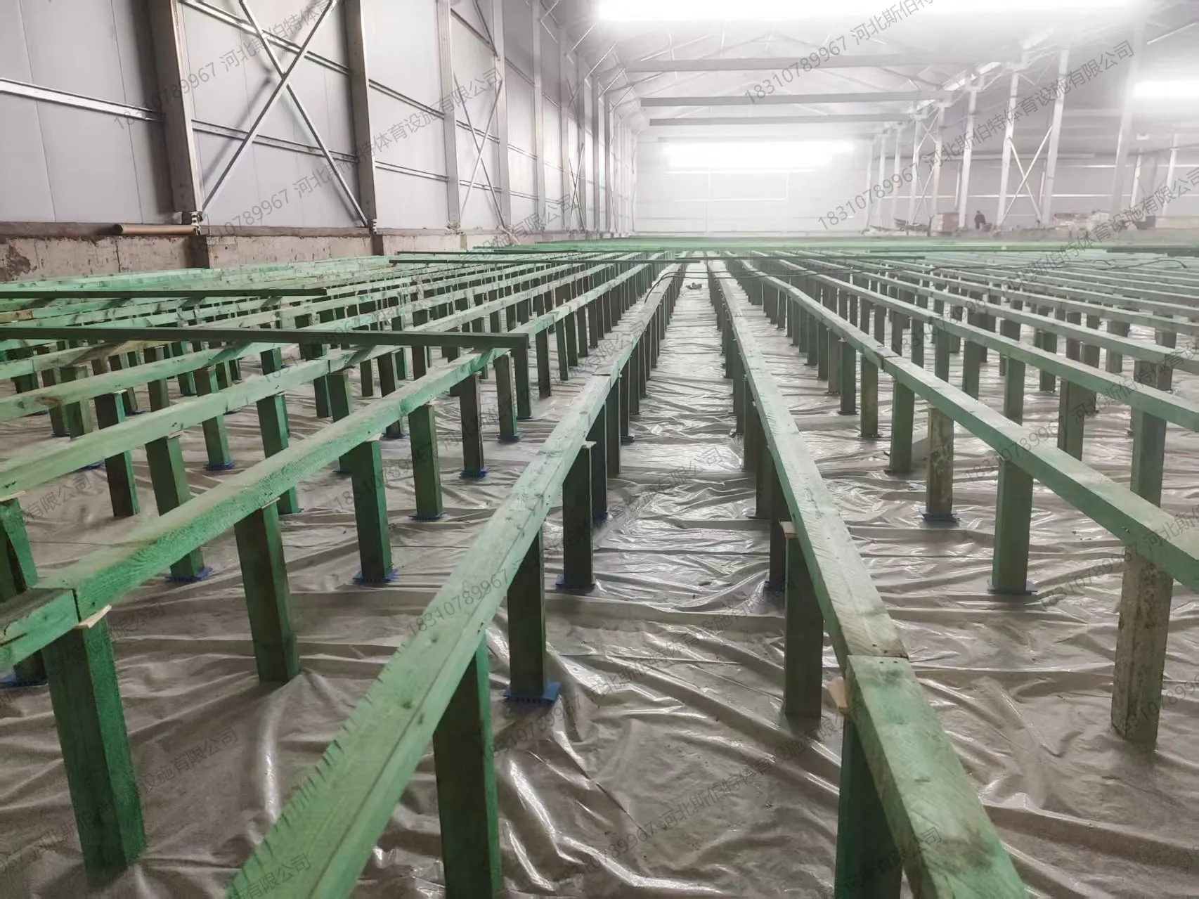施工过程:枫木面板浅黄褐色至浅灰白色色差,双层龙骨结构
