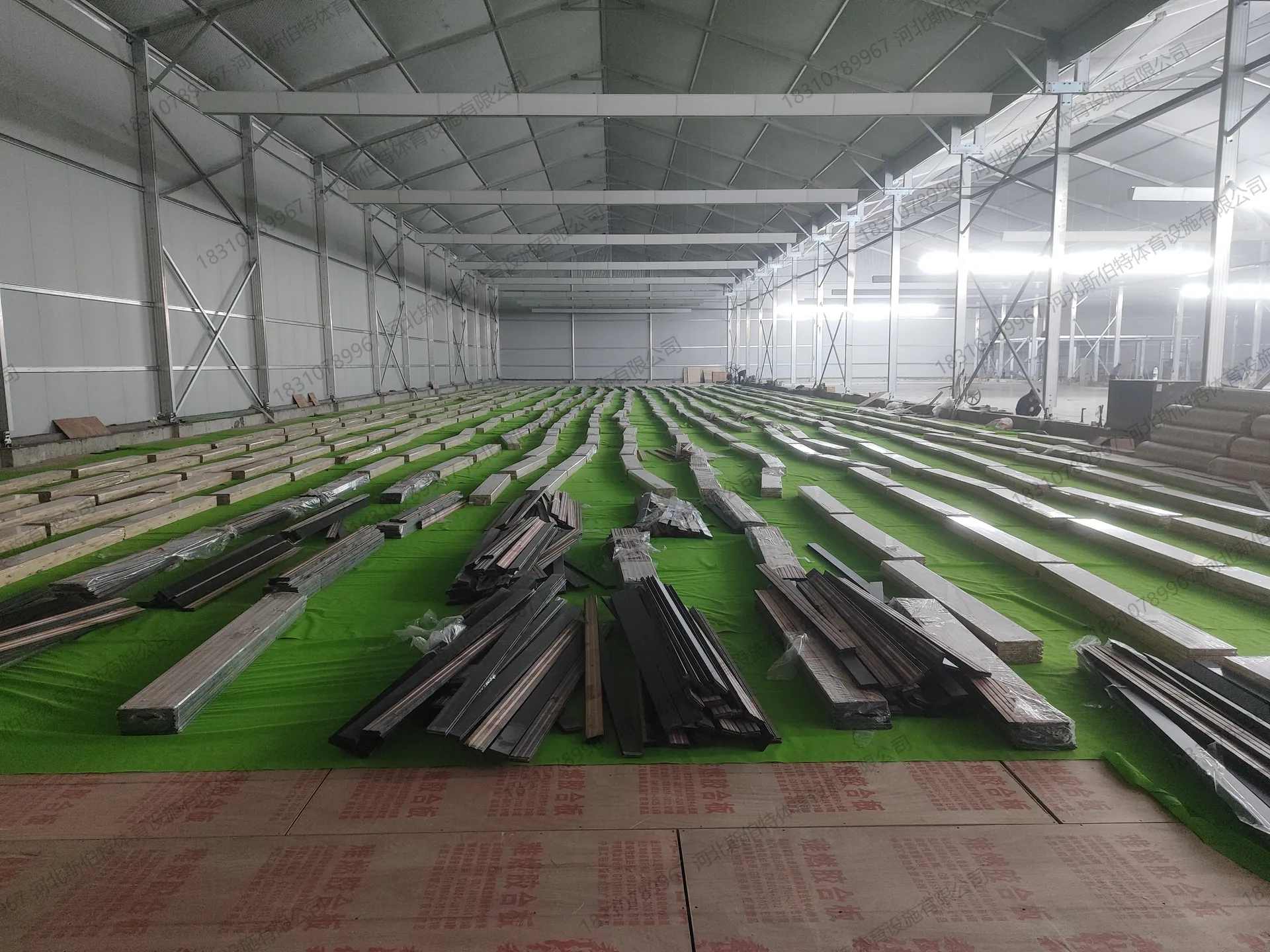 施工过程:绿色基层,木龙骨材料,金属框架