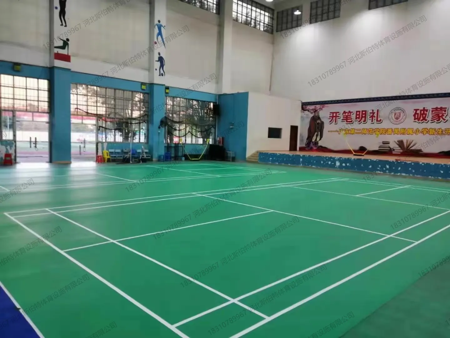 完工图：舞台区域，传统服装儿童，消防设备