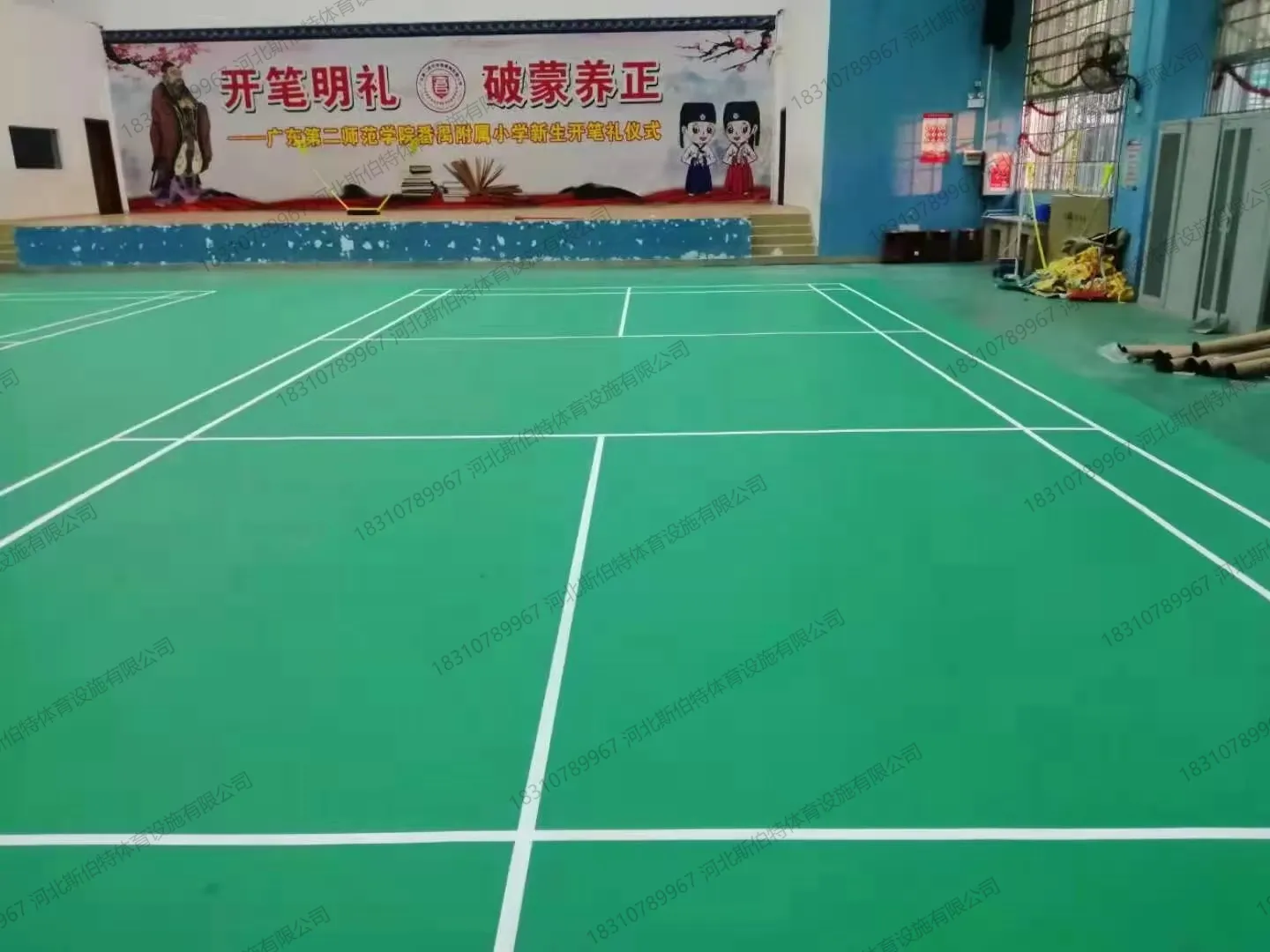 完工局部：地板表面光泽适中，羽毛球标线清晰