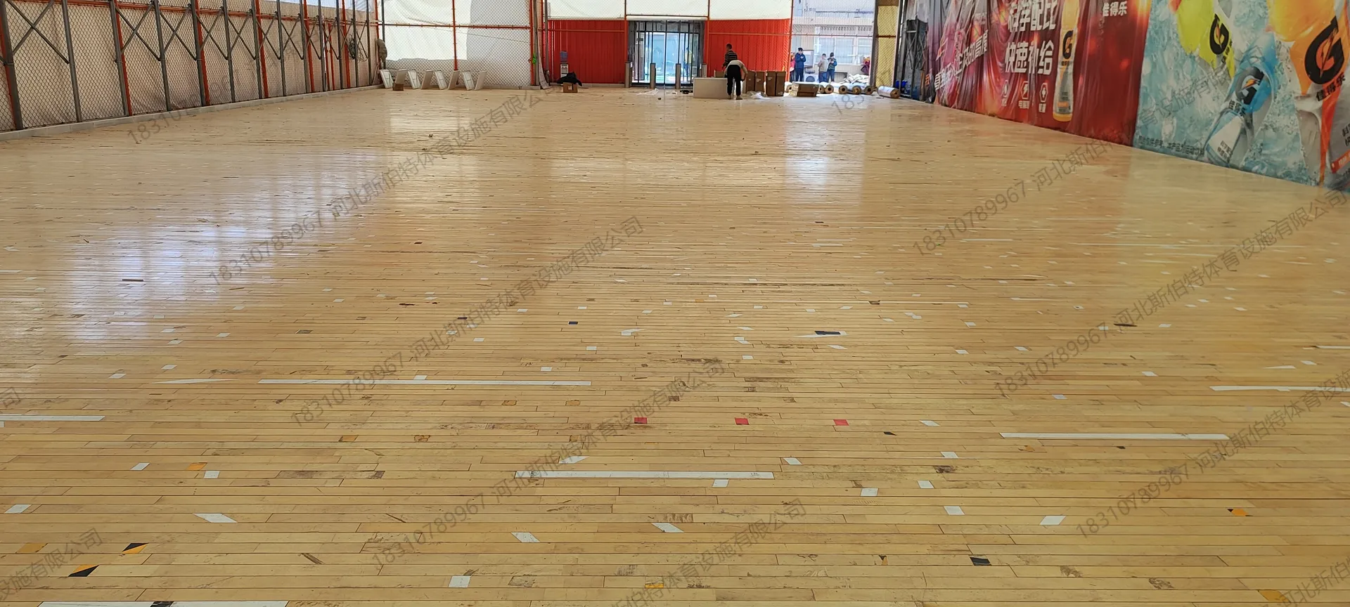 施工过程：拆除旧地板阶段，空气压缩机，工人作业