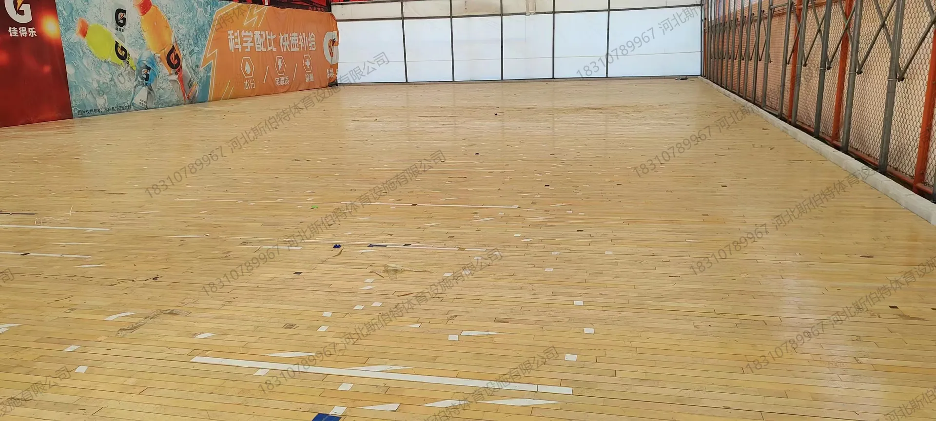 施工过程：枫木地板原木色，条板拼接，标线定位标记