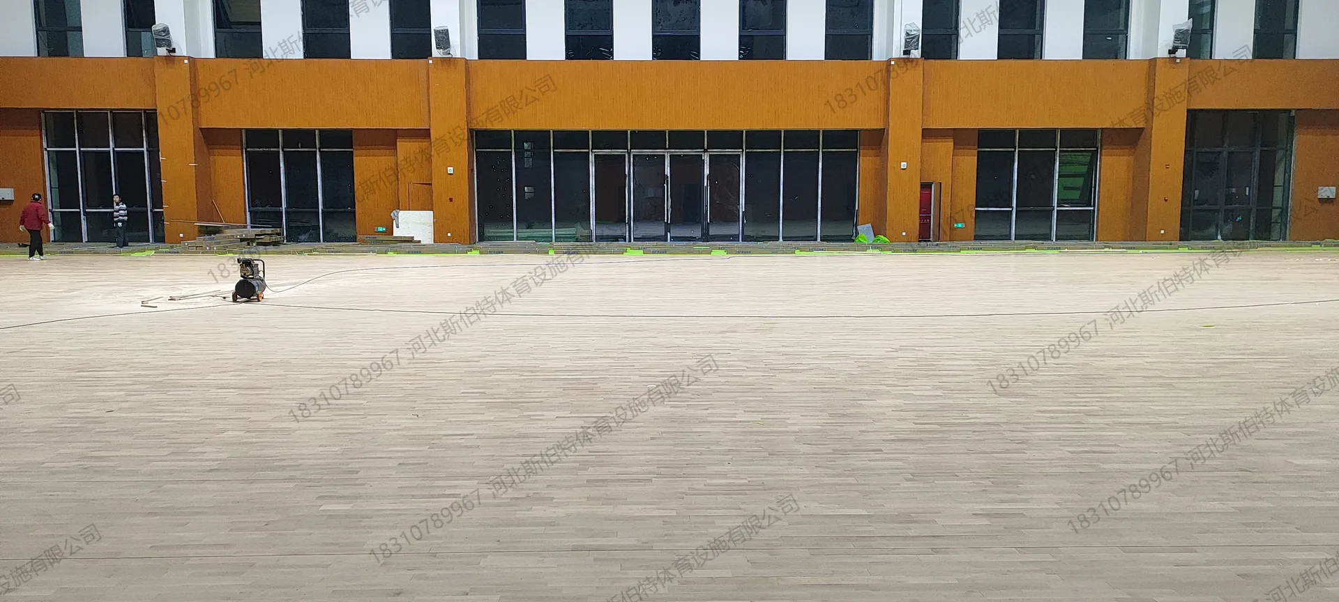 施工过程:枫木面板浅黄褐色,单层龙骨结构,伸缩缝隙