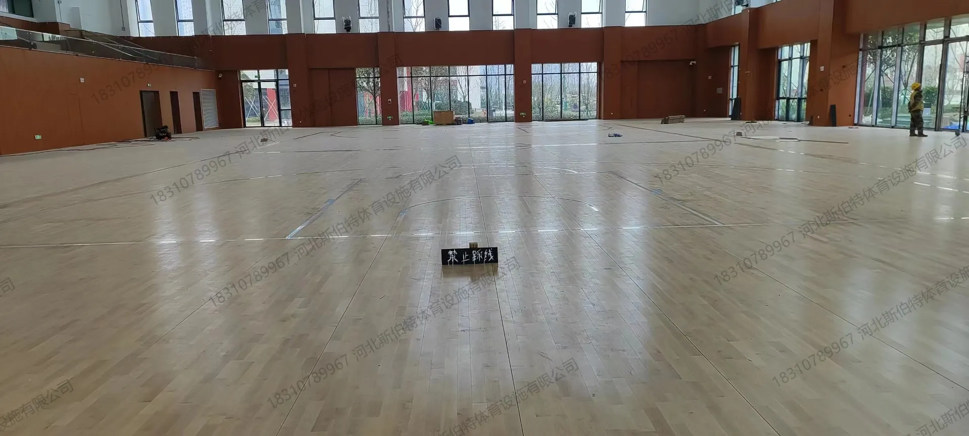 完工局部:枫桦木AB级地板,木纹清晰,光泽适中