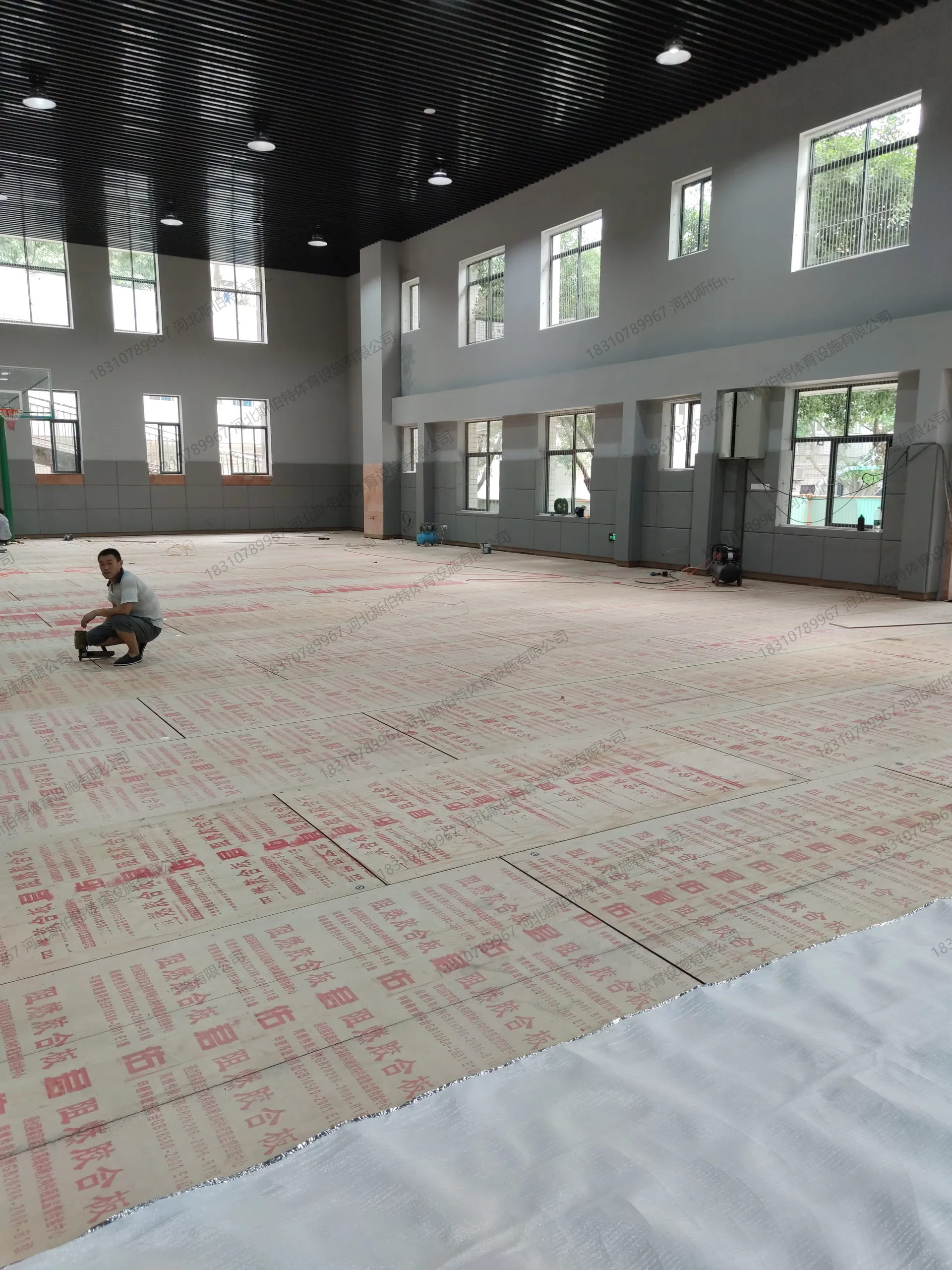 重庆江北区324军医院500平方米枫桦木C级单龙骨运动木地板案例 - 第 3 张