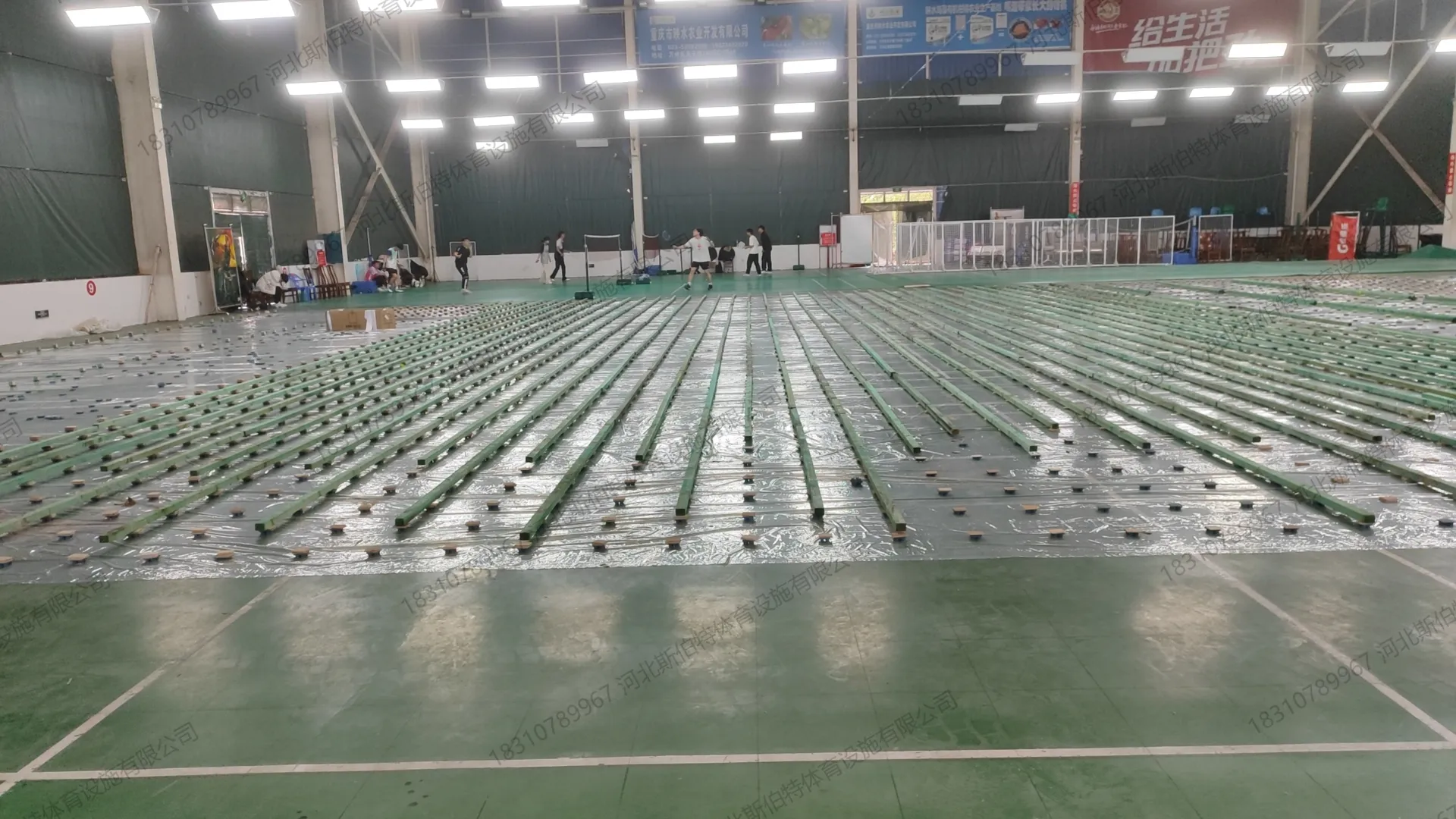 施工过程：龙骨系统铺设完成，加密间距规整，待铺面板