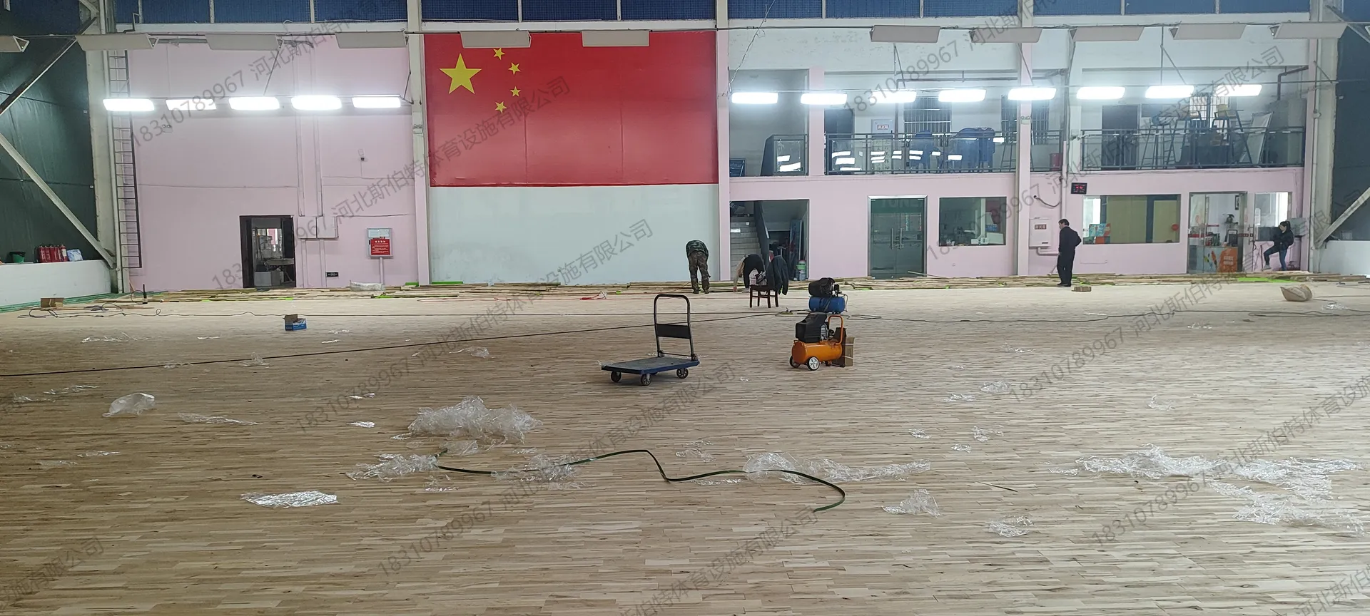 施工过程：面板铺设中，浅原木色素板状态
