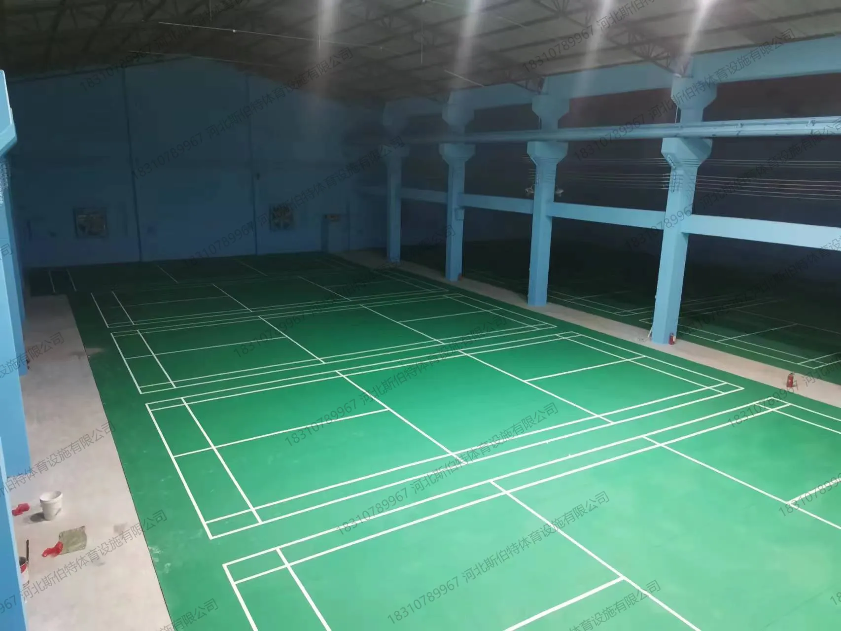 俯拍全景：多片场地完工，标线完整，施工工具待清理