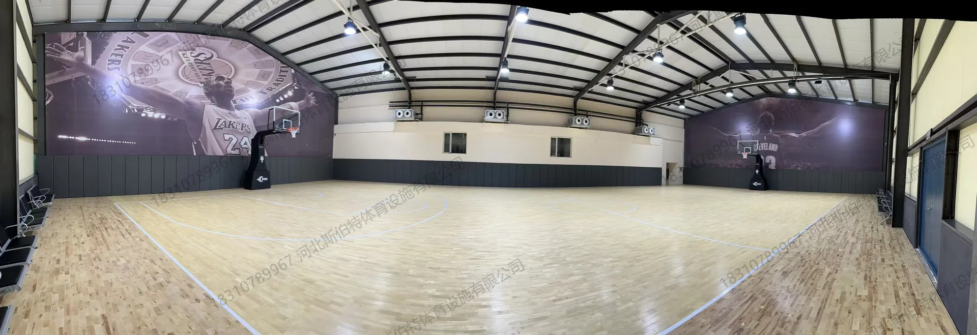 完工实景:枫桦木地板铺满,篮球场标线清晰,科比壁画