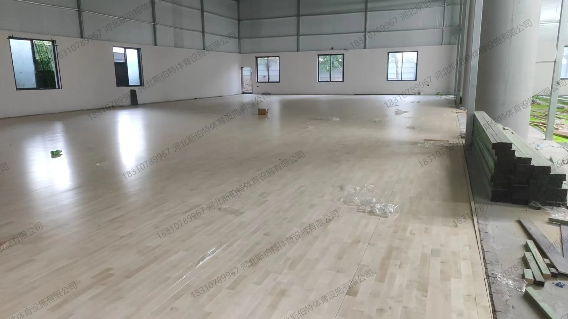 材料进场:货车满载"SPORT WOOD FLOOR"包装的枫桦木板材