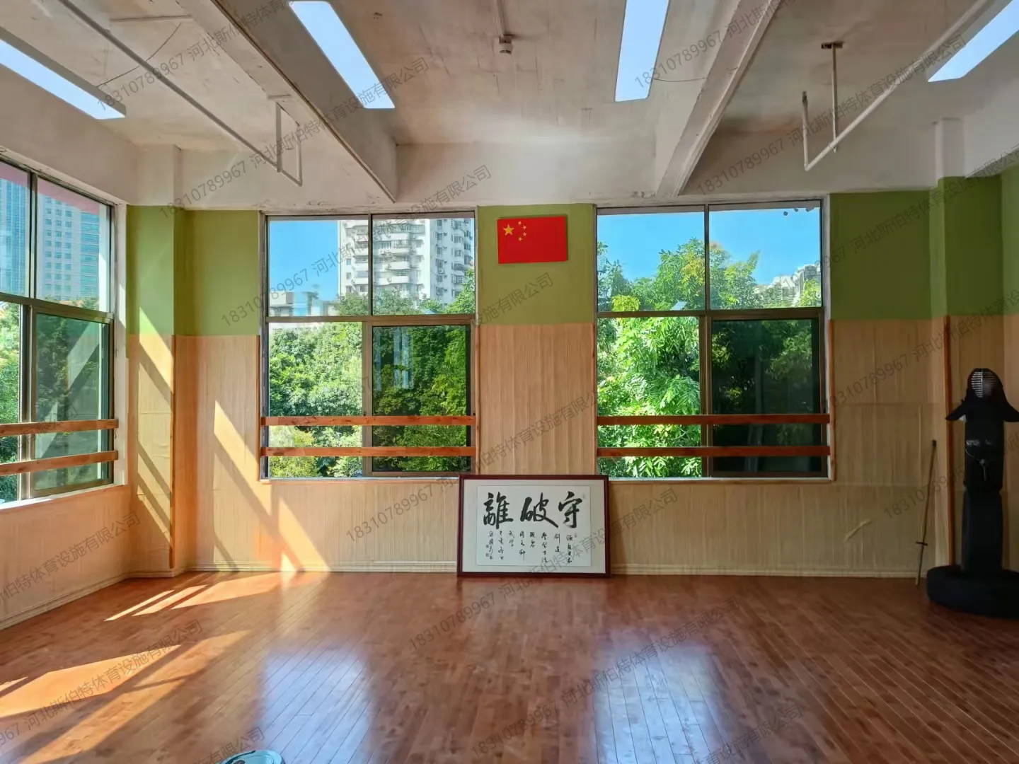 完工实景:剑道馆全景,木地板配木质扶手栏杆,护具与竹刀就位