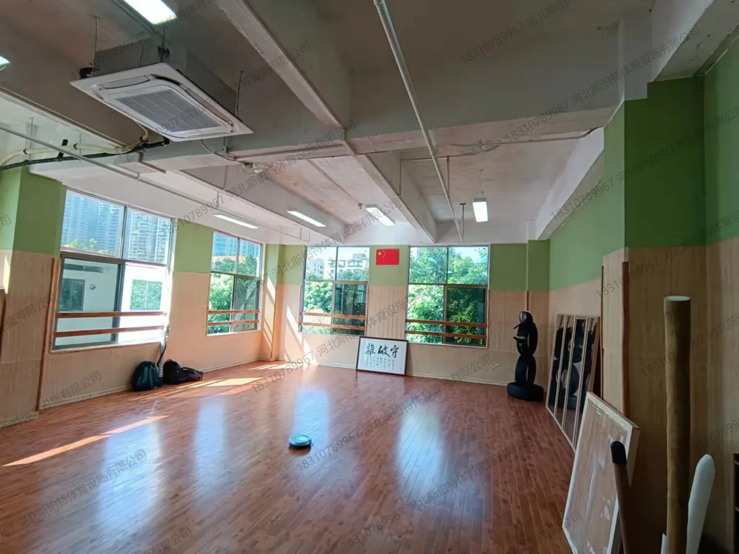 地板特写:C级枫木面板哑光漆面,木纹清晰,"離破守"立牌立于场地中央