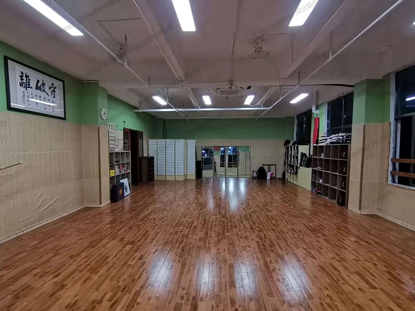 完工细节:地板铺装完成,漆面光泽柔和,"誰破守"书法匾与障子屏风就位