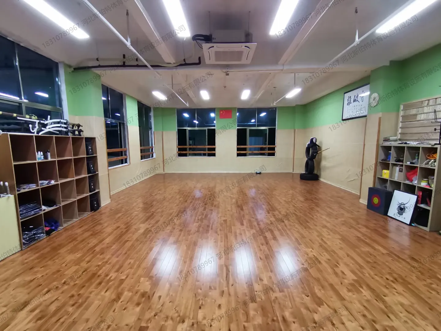 剑道人形靶与护具架,场地功能分区清晰