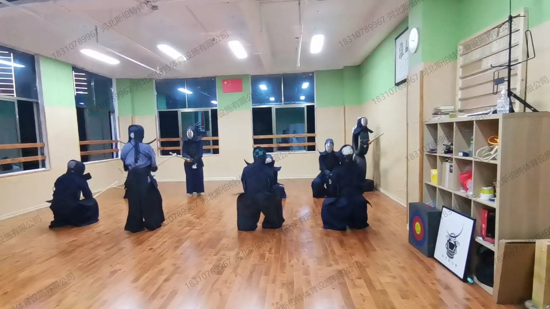 夜间训练场景:学员跪坐行礼,"礼"字书法悬于墙面