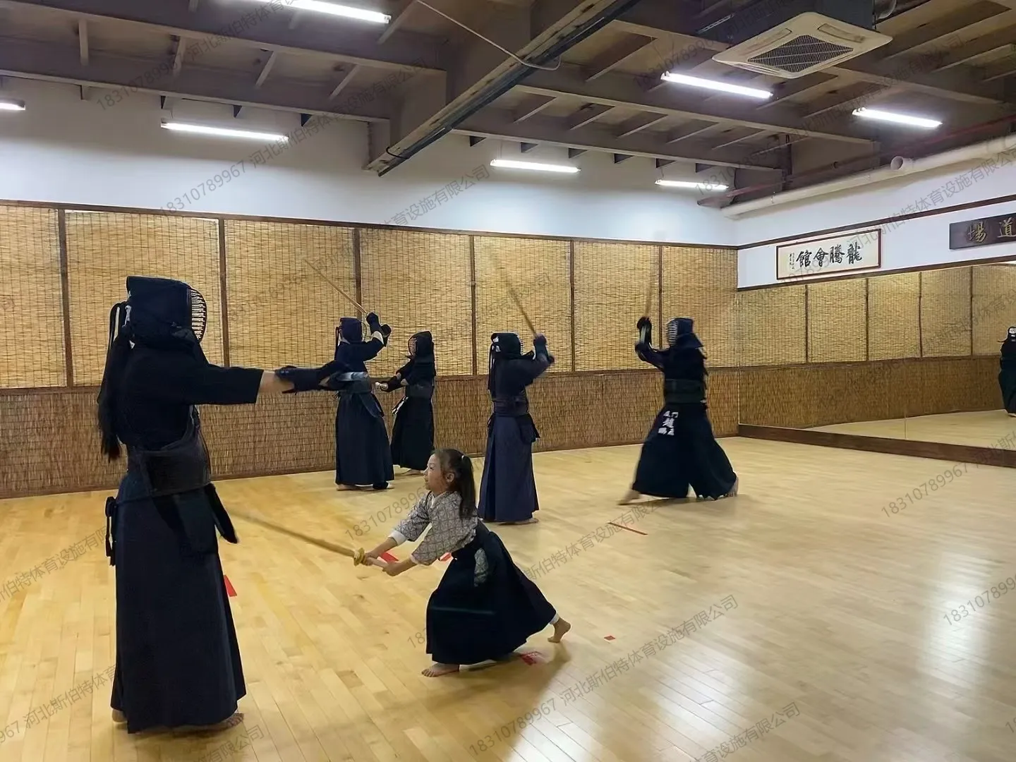 道场匾额与镜面墙,竹帘护墙板营造和风氛围