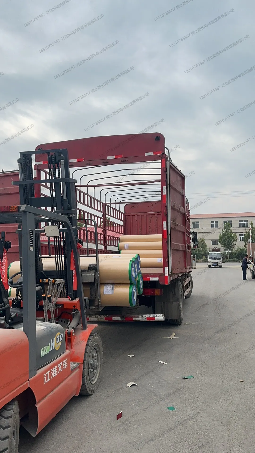 材料进场：叉车卸货，枫桦木面板与龙骨材料运抵现场