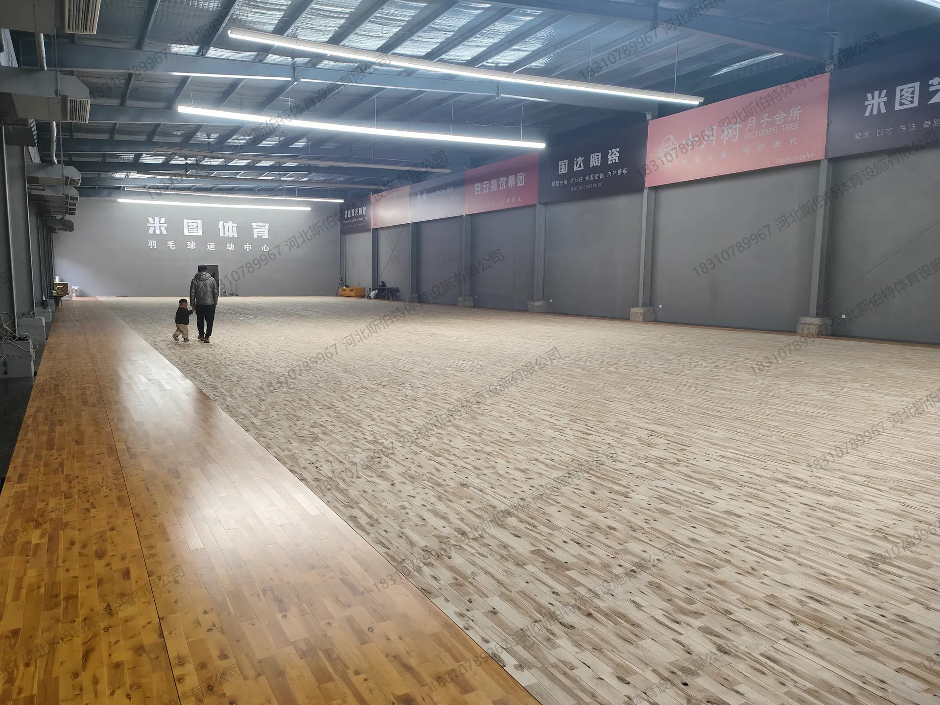 完工实景：羽毛球馆木地板铺装完成，C级D级混拼，木节和色差自然呈现