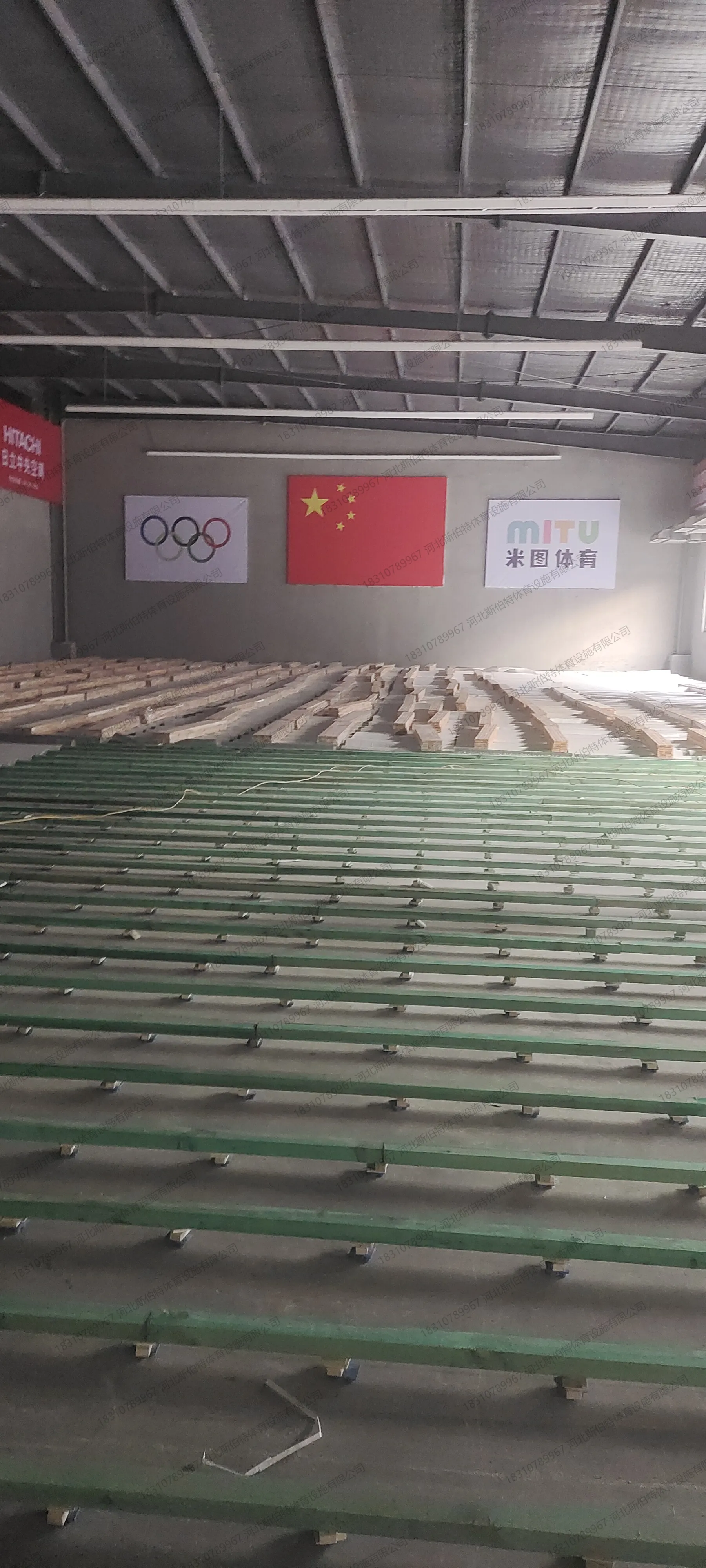 施工过程：龙骨铺设阶段，板式龙骨就位，看台结构可见