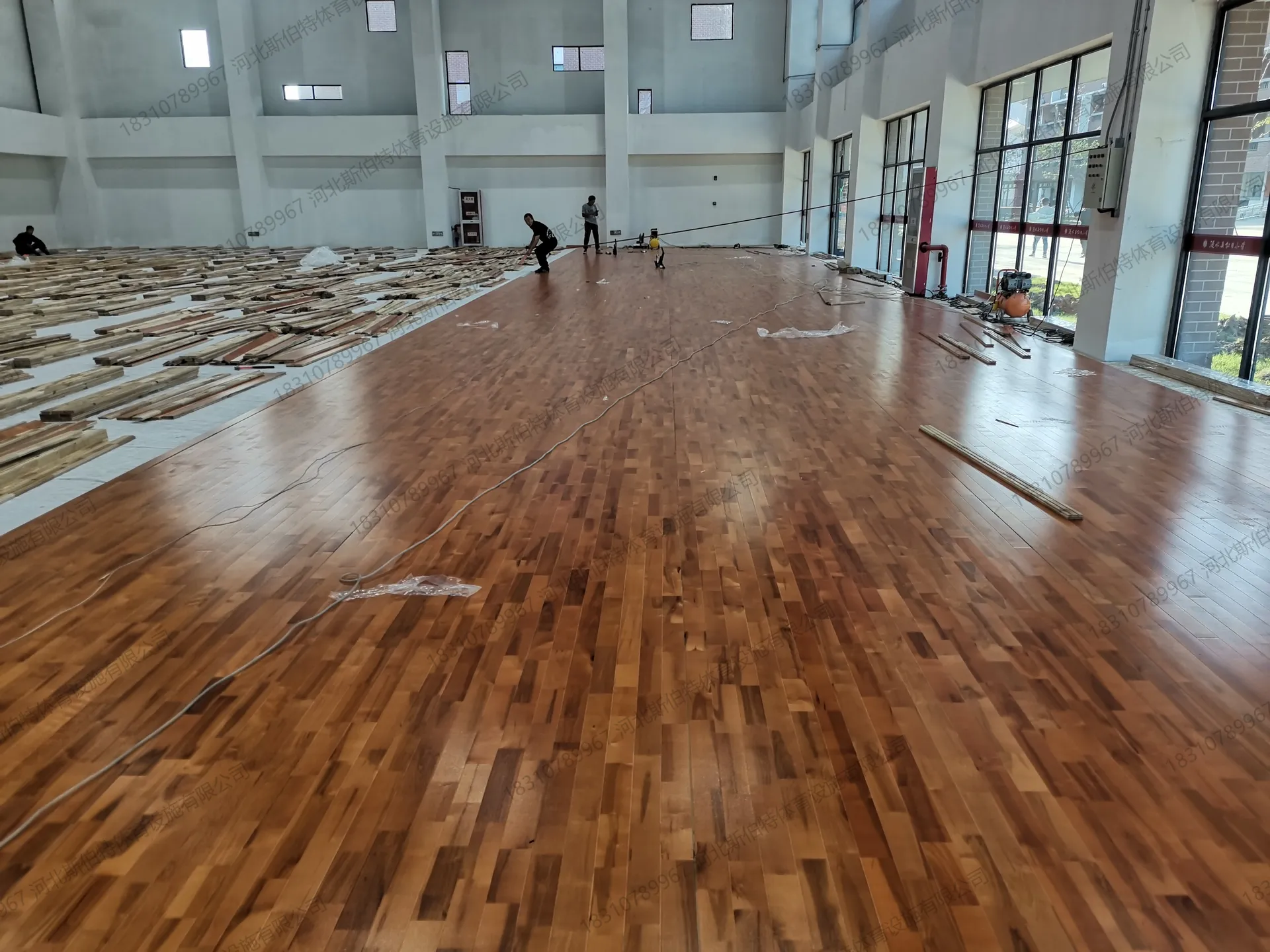 施工过程:面板铺装中,枫桦木B级板铺约一半,左侧未铺区域堆放面板材料