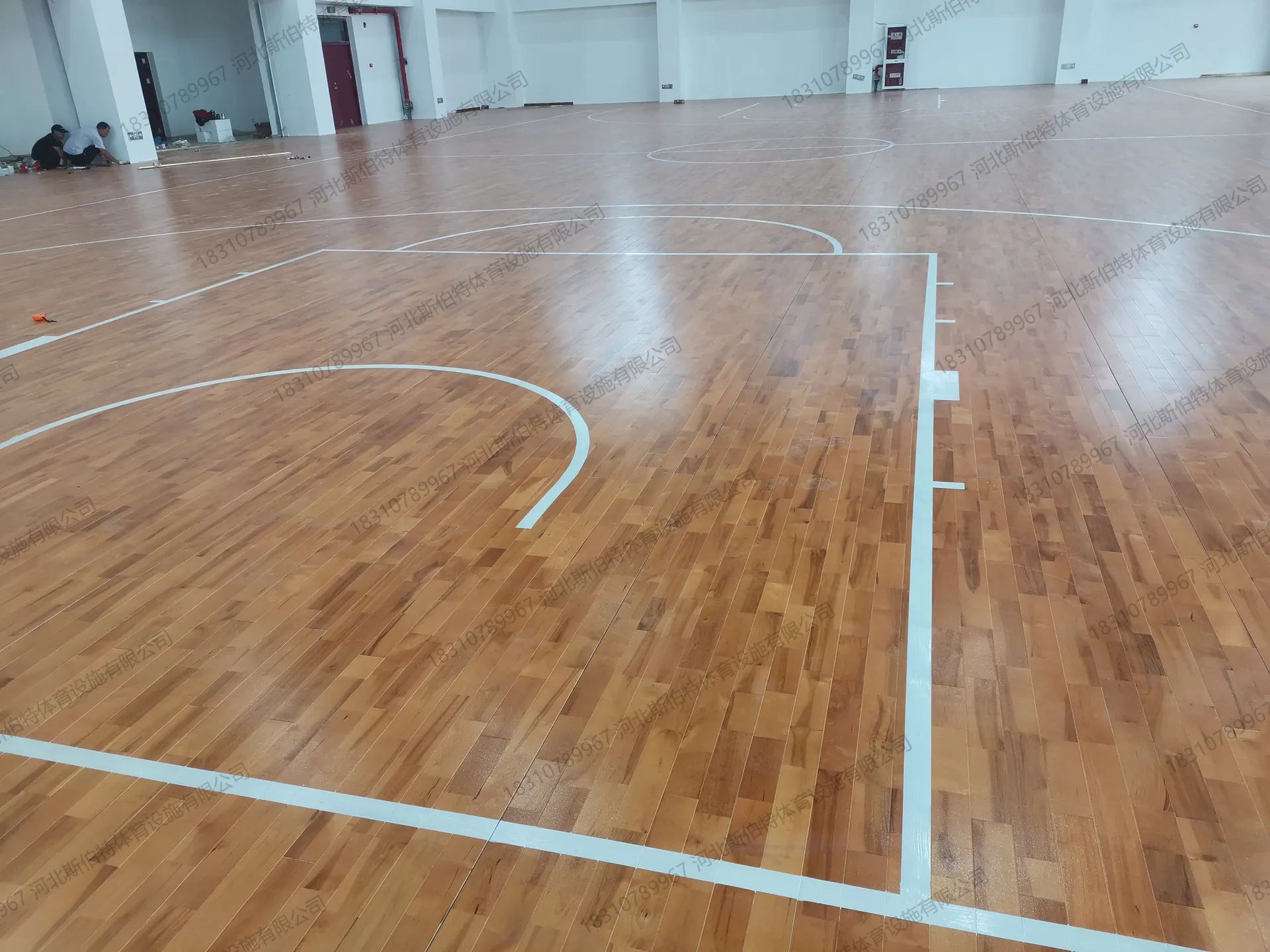 施工收尾:面板铺装完成,划线进行中,白色篮球场标线清晰