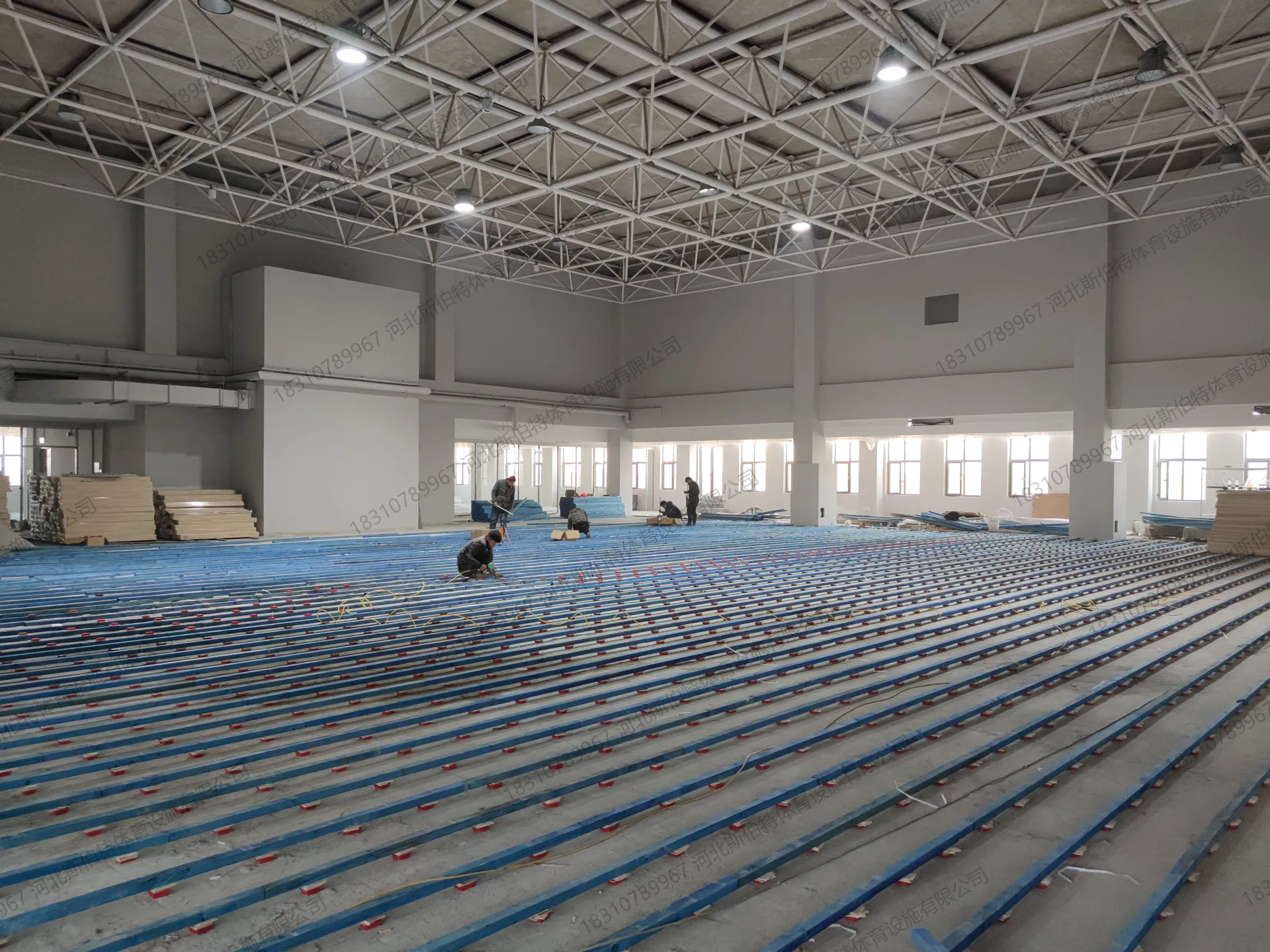 施工前场地：材料进场，钢桁架屋顶，水泥地面待施工