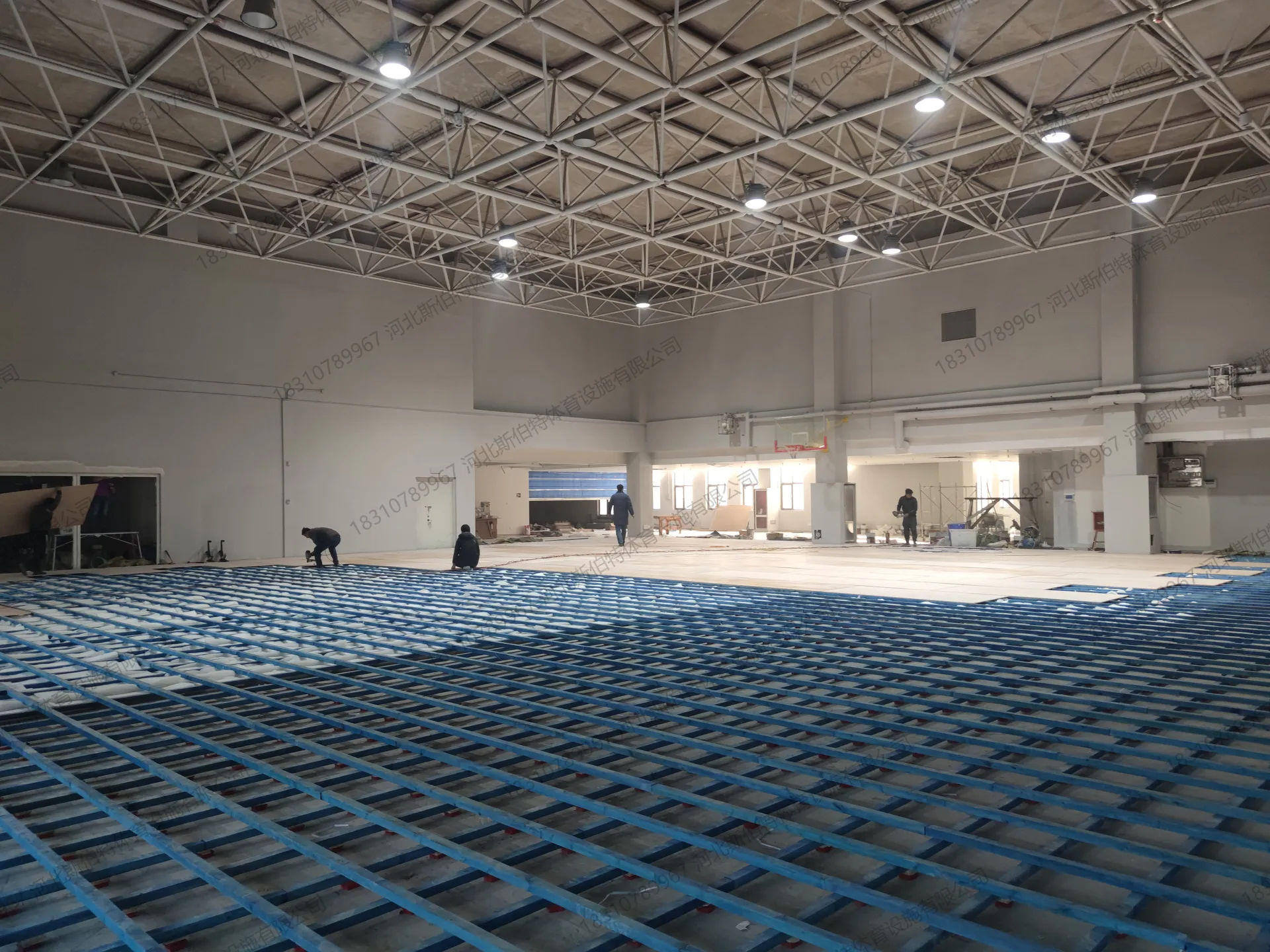 施工过程：毛地板铺装，白色多层板覆盖蓝色龙骨